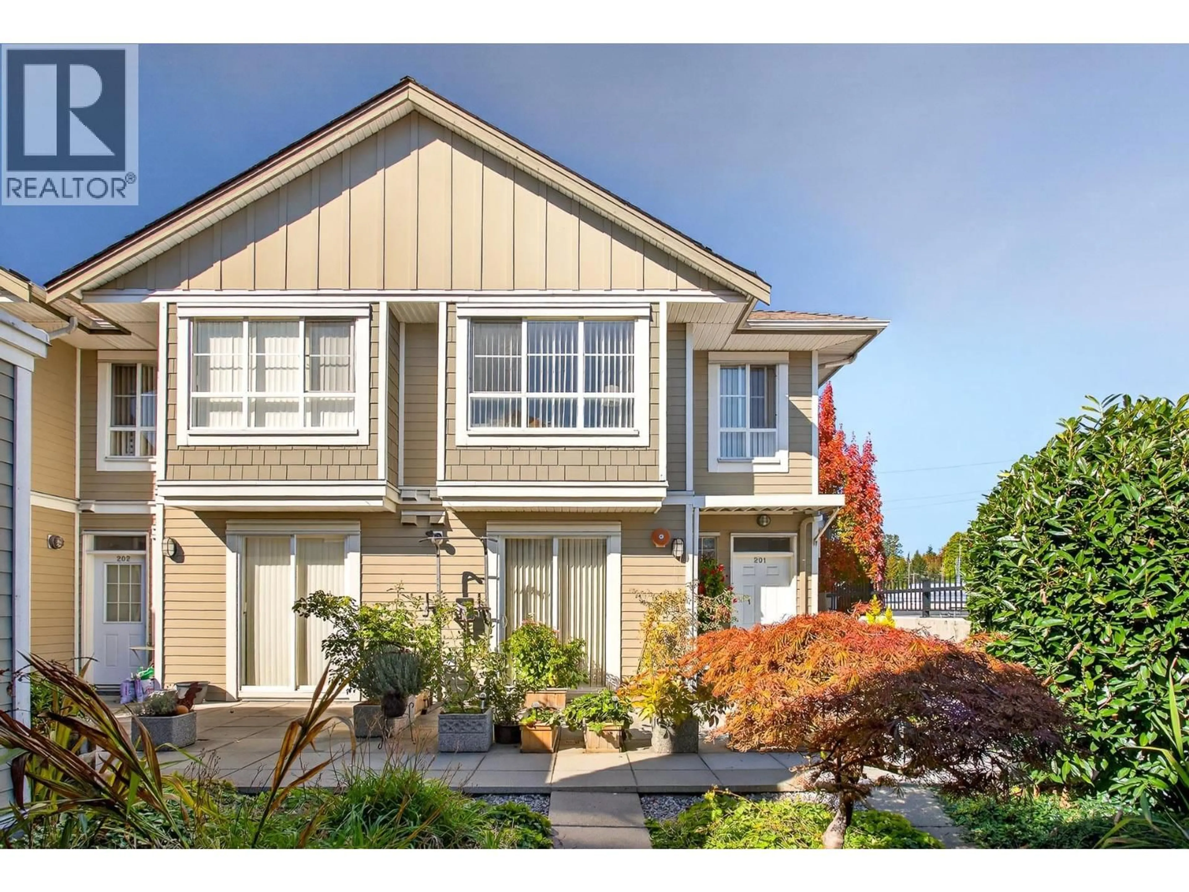 Home with vinyl exterior material, street for 201 - 815 FIRST STREET, New Westminster British Columbia V3L2H7