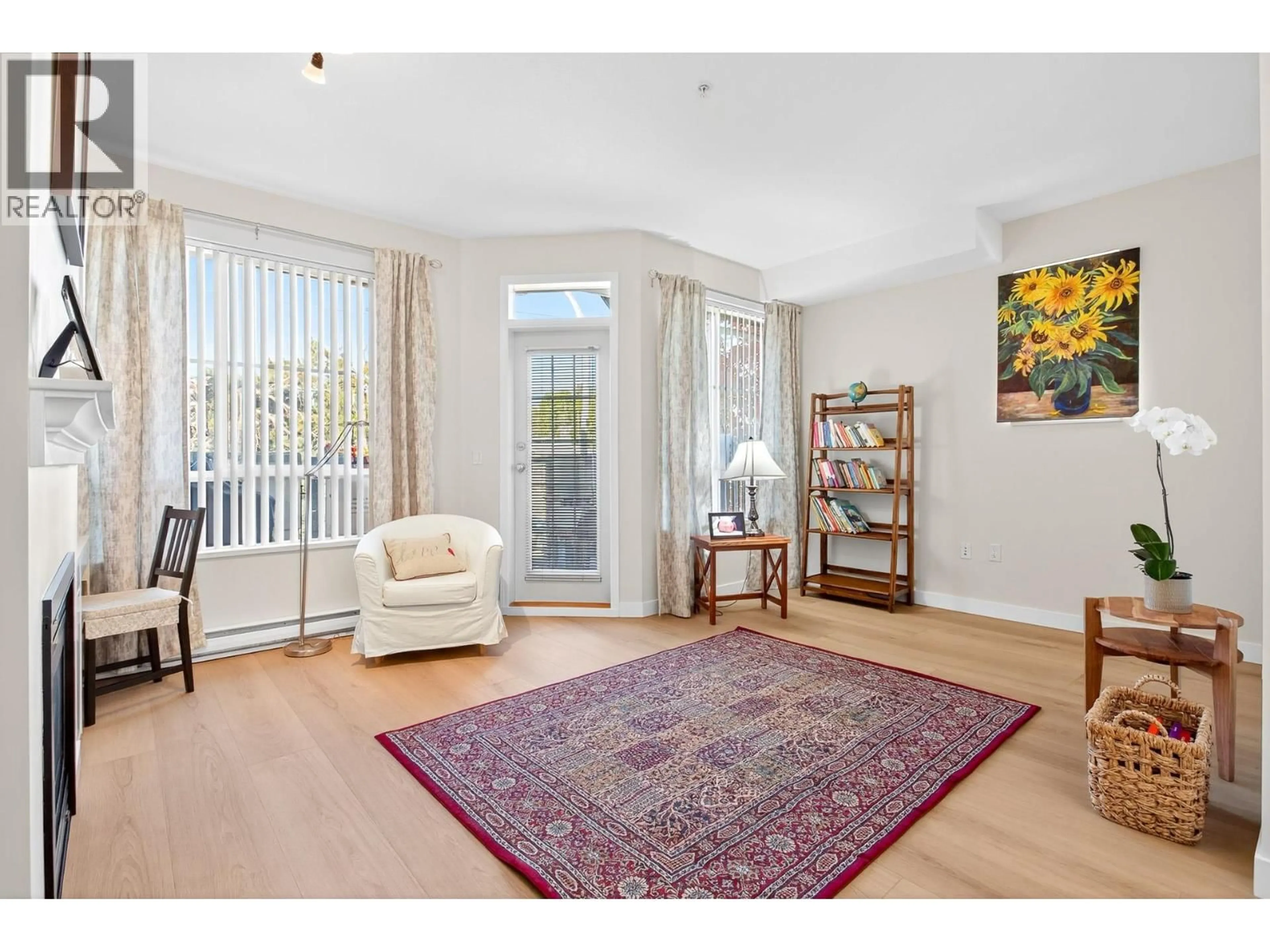 Indoor foyer for 201 - 815 FIRST STREET, New Westminster British Columbia V3L2H7