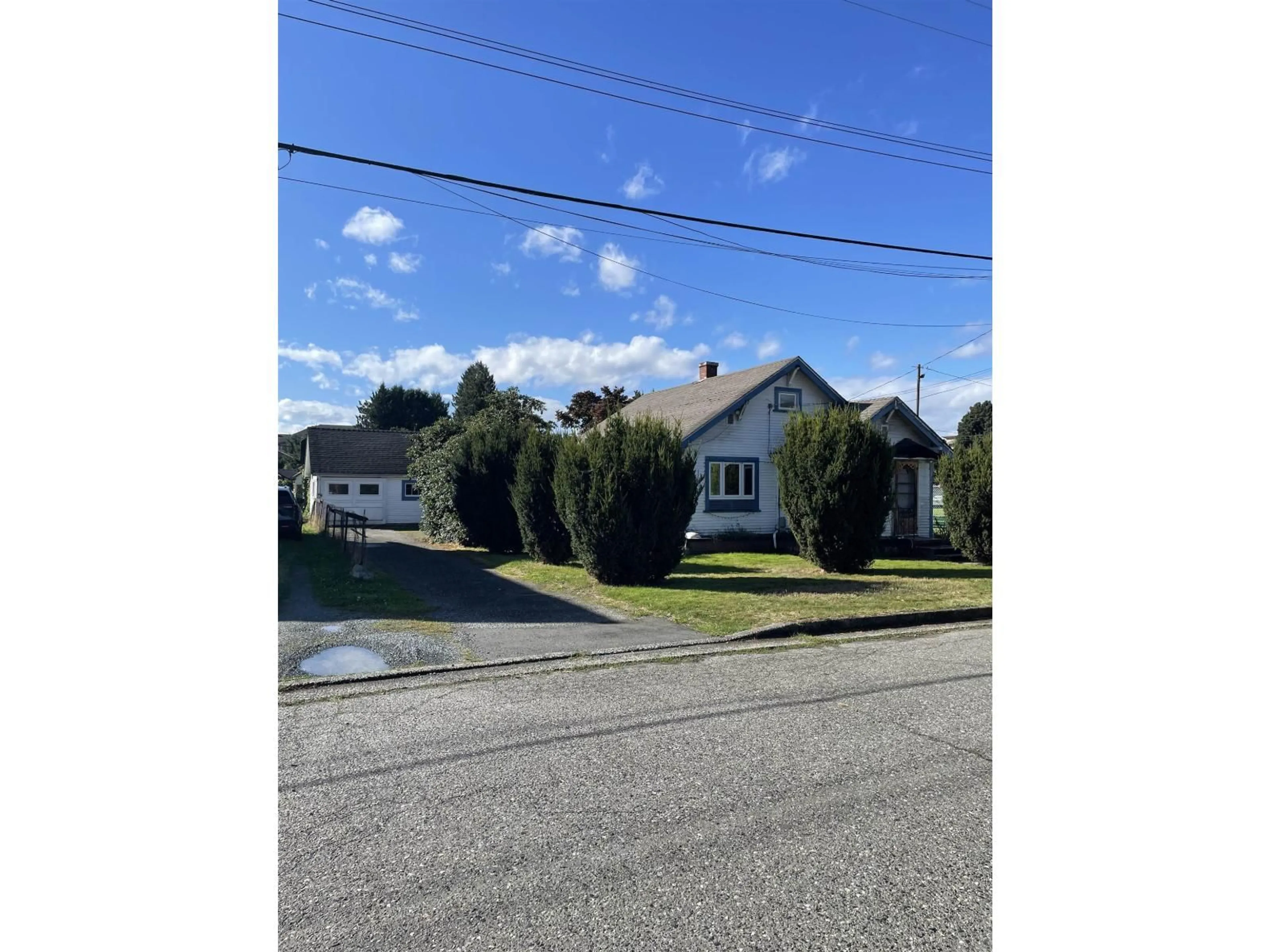 A pic from outside/outdoor area/front of a property/back of a property/a pic from drone, street for 45720 PRINCESS AVENUE, Chilliwack British Columbia V2P2B6