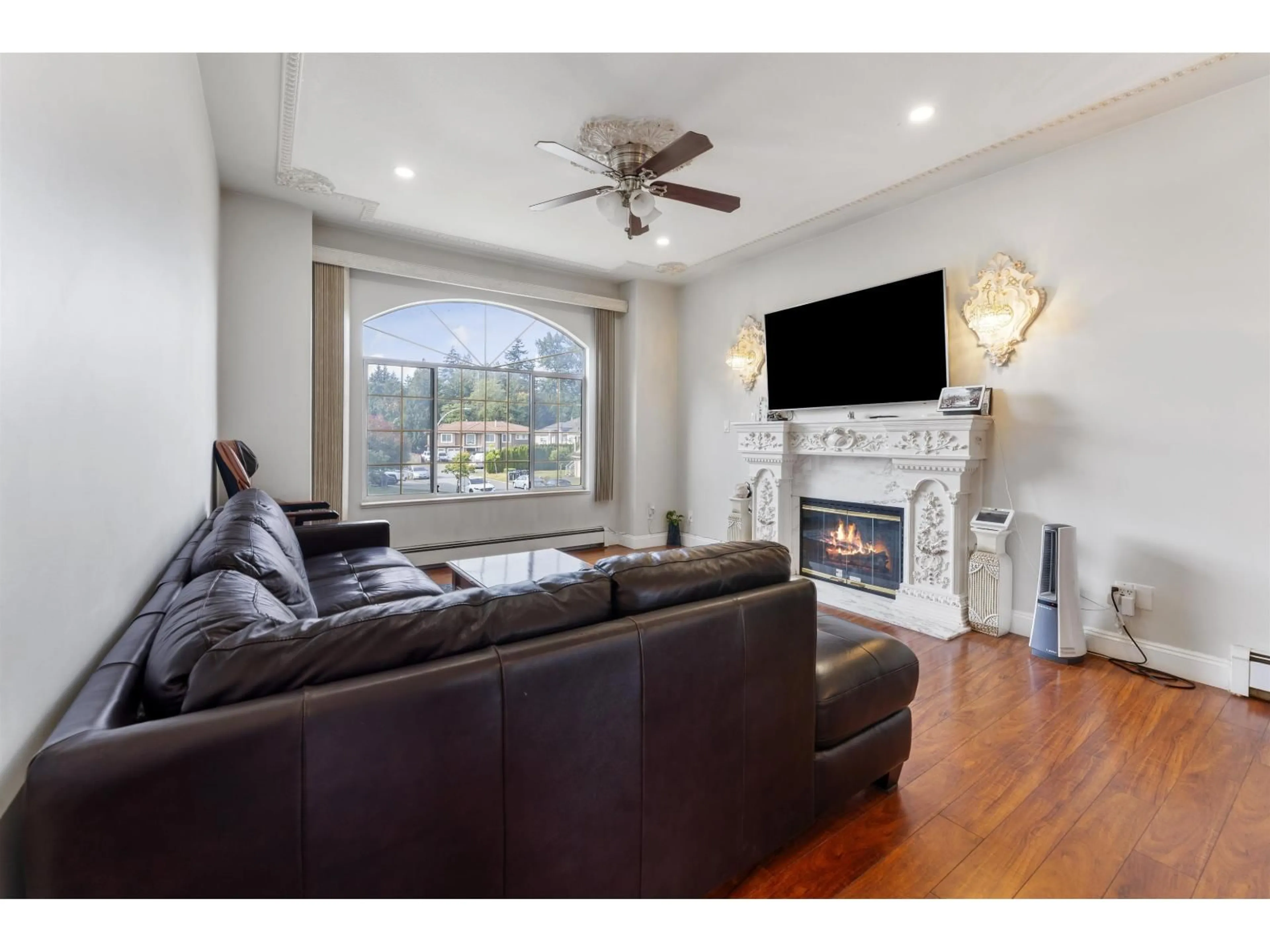 Living room with furniture, unknown for 12246 64A, Surrey British Columbia V3W3R8