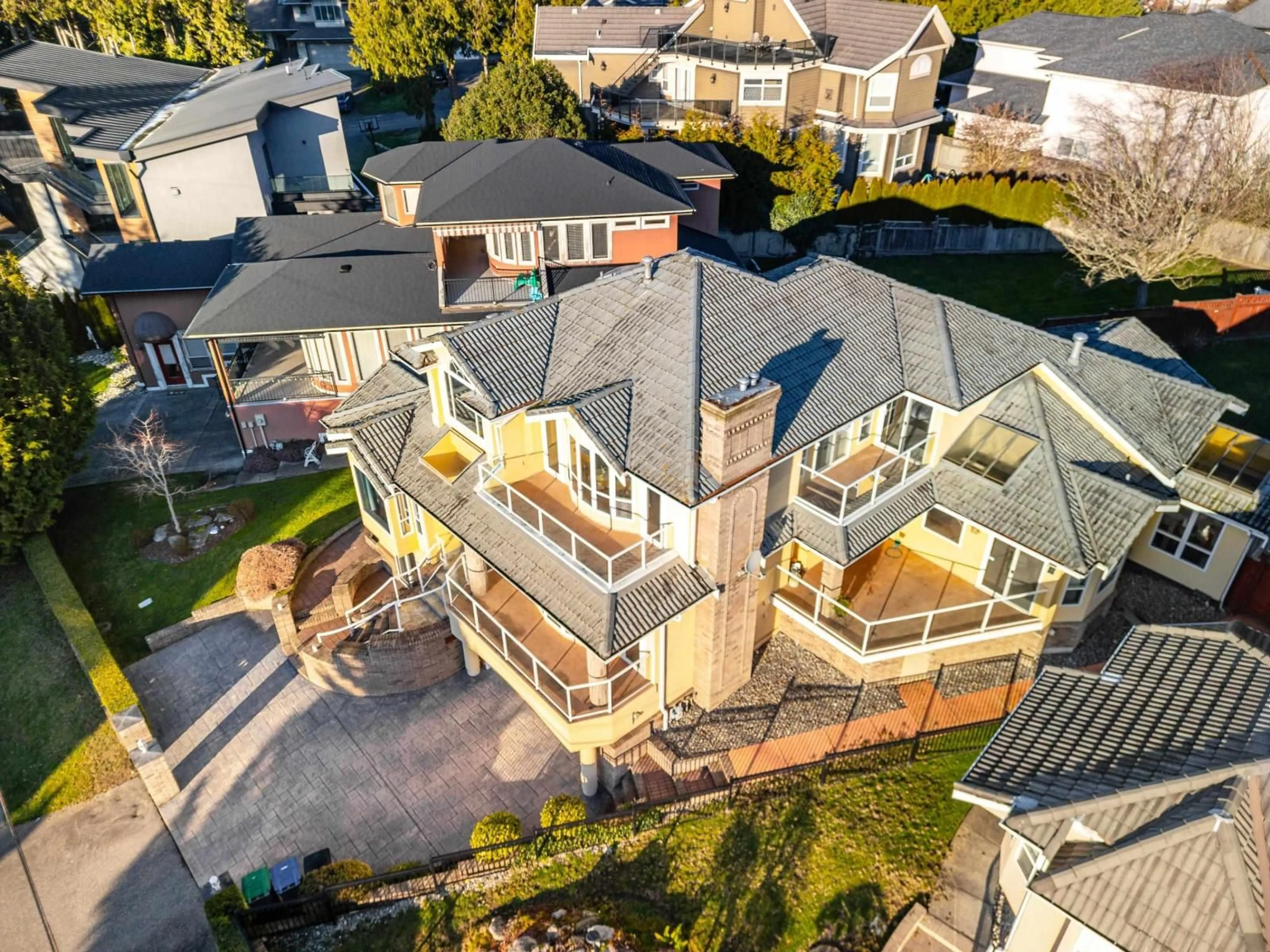 A pic from outside/outdoor area/front of a property/back of a property/a pic from drone, unknown for 1768 OCEAN PARK, Surrey British Columbia V4A3L9