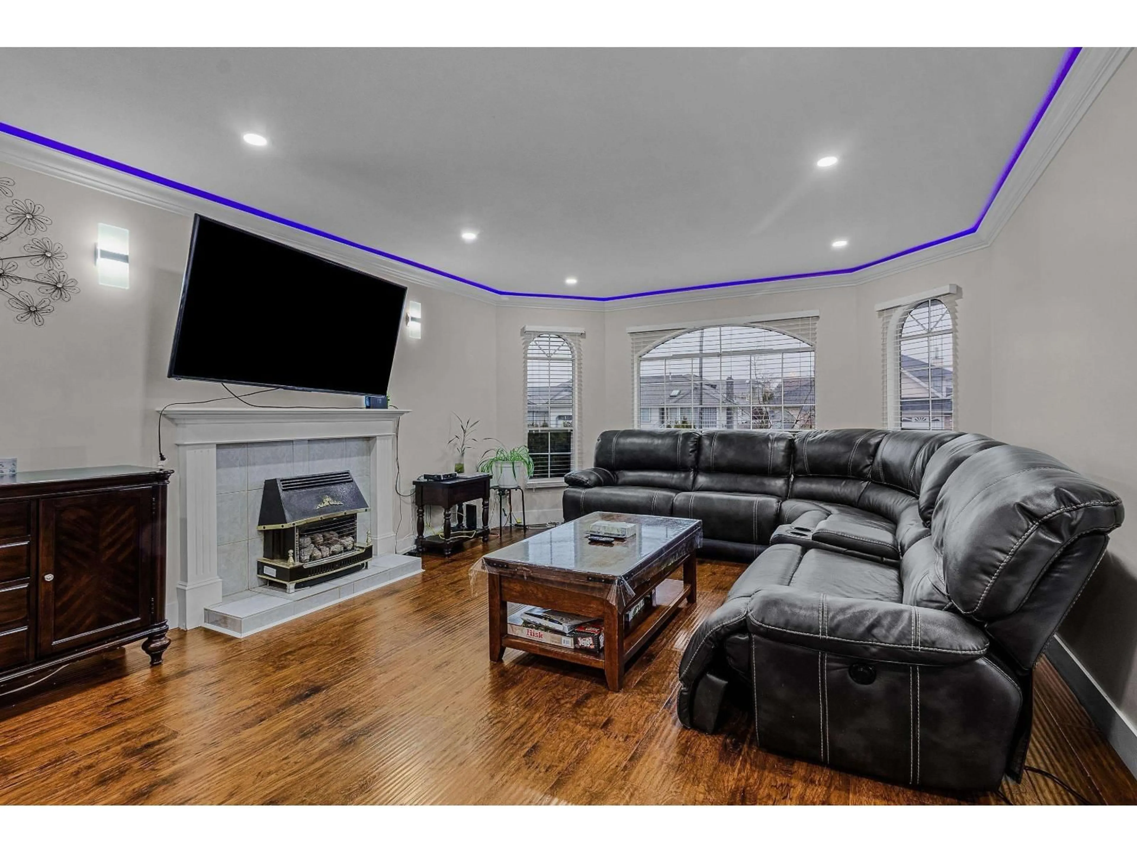 Living room with furniture, wood/laminate floor for 32144 ASHCROFT, Abbotsford British Columbia V2T5C7