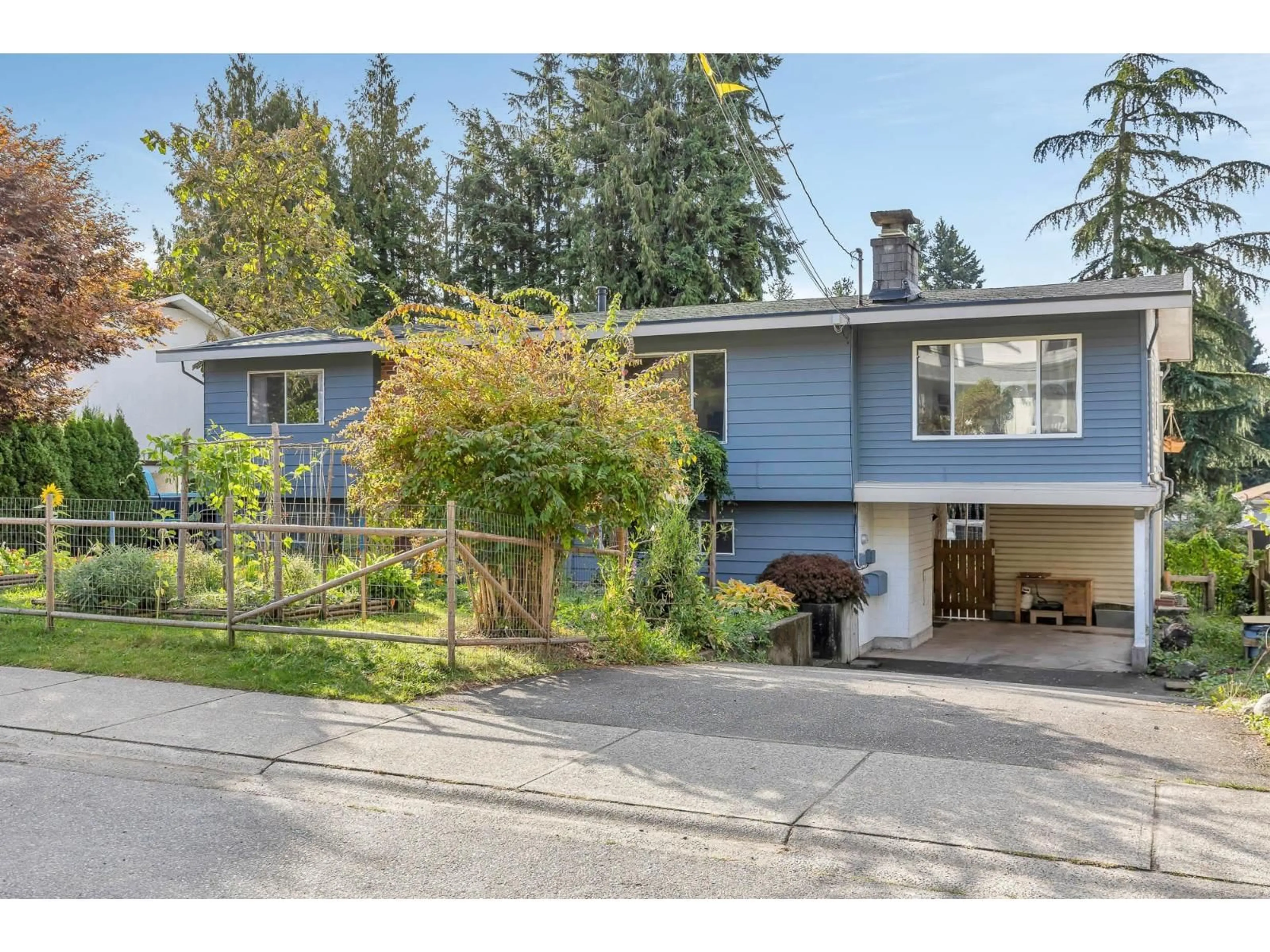 Home with vinyl exterior material, street for 33160 BEST, Mission British Columbia V2V2T1