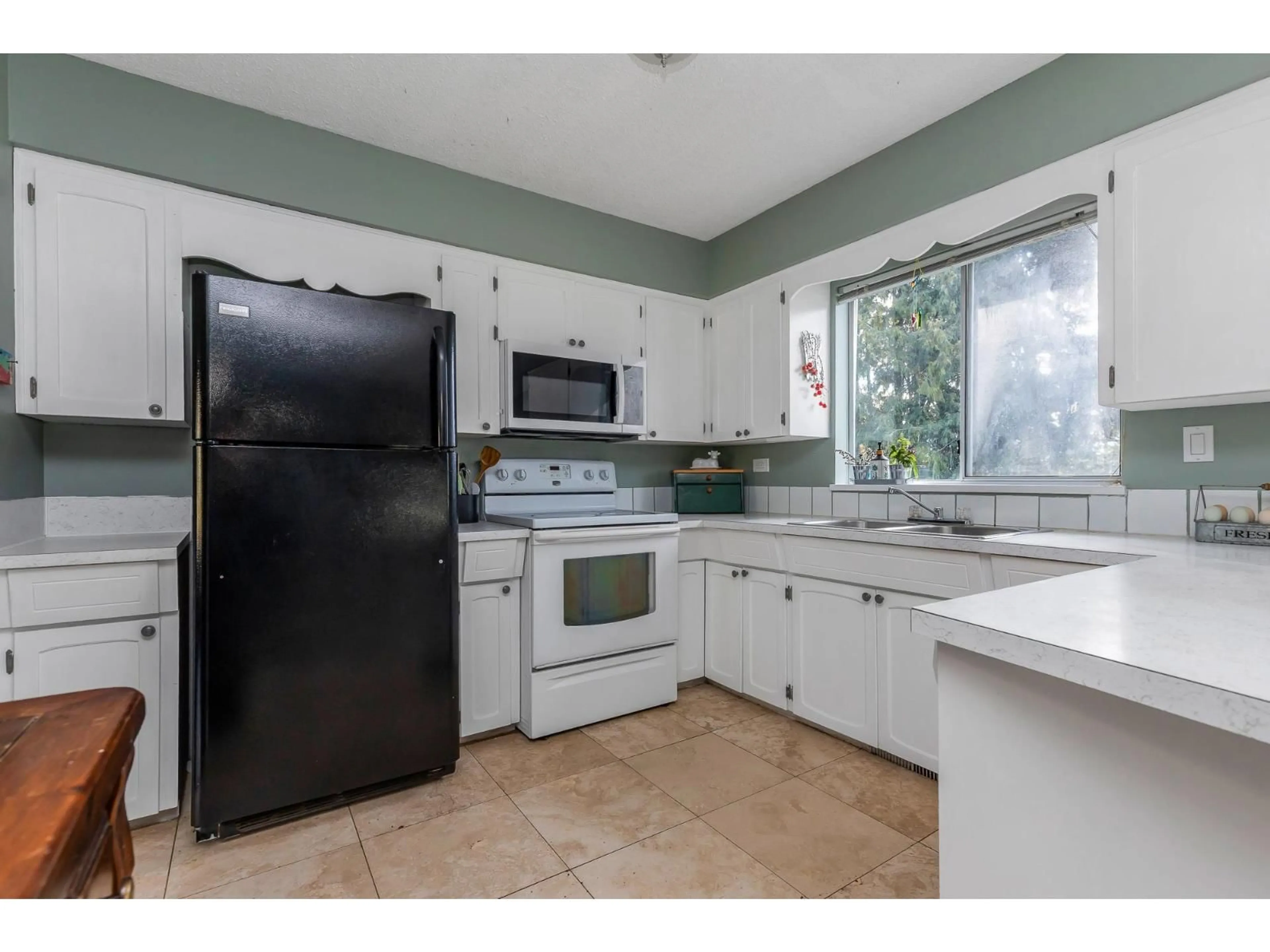 Standard kitchen, ceramic/tile floor for 33160 BEST, Mission British Columbia V2V2T1