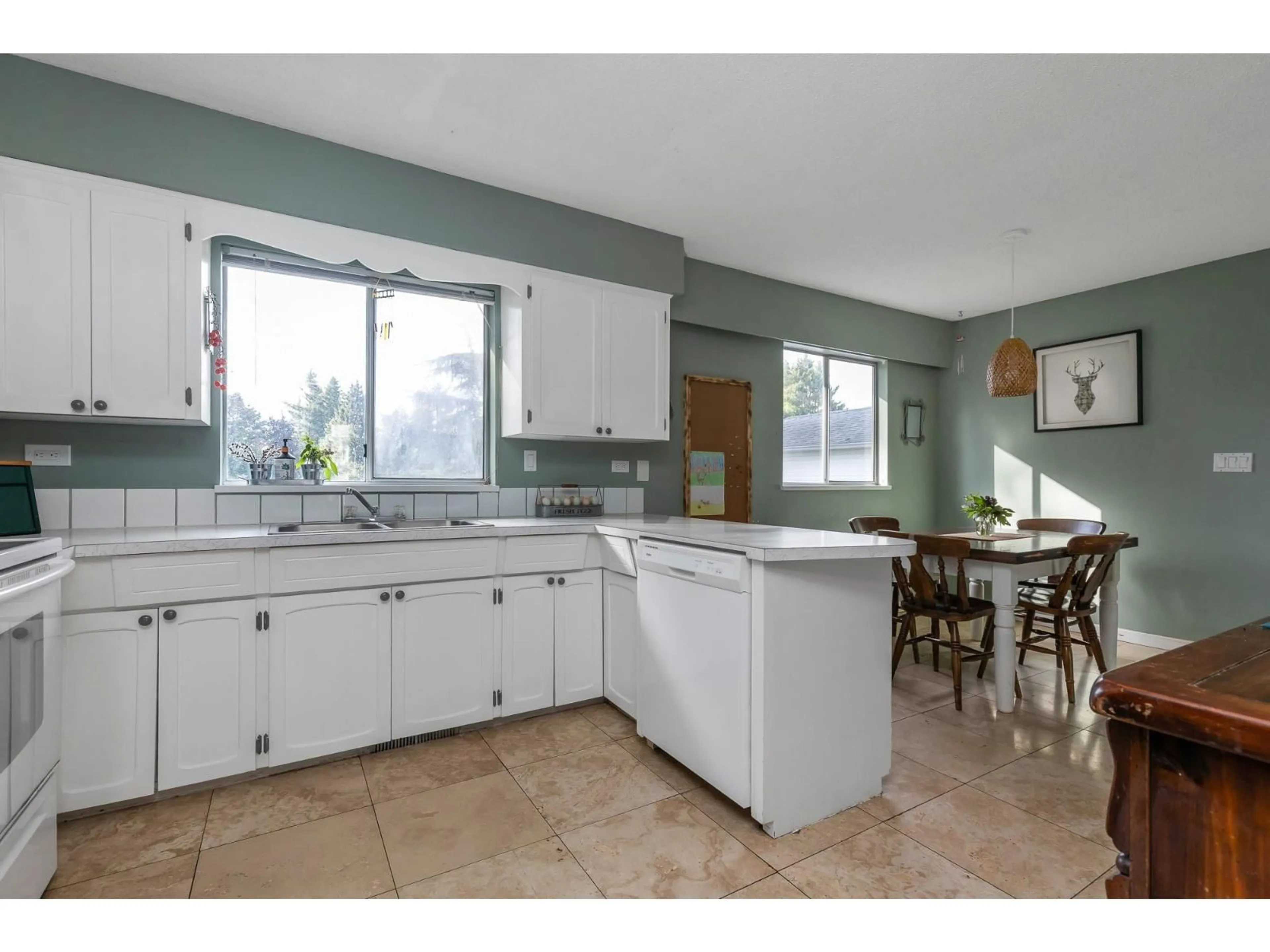Open concept kitchen, ceramic/tile floor for 33160 BEST, Mission British Columbia V2V2T1