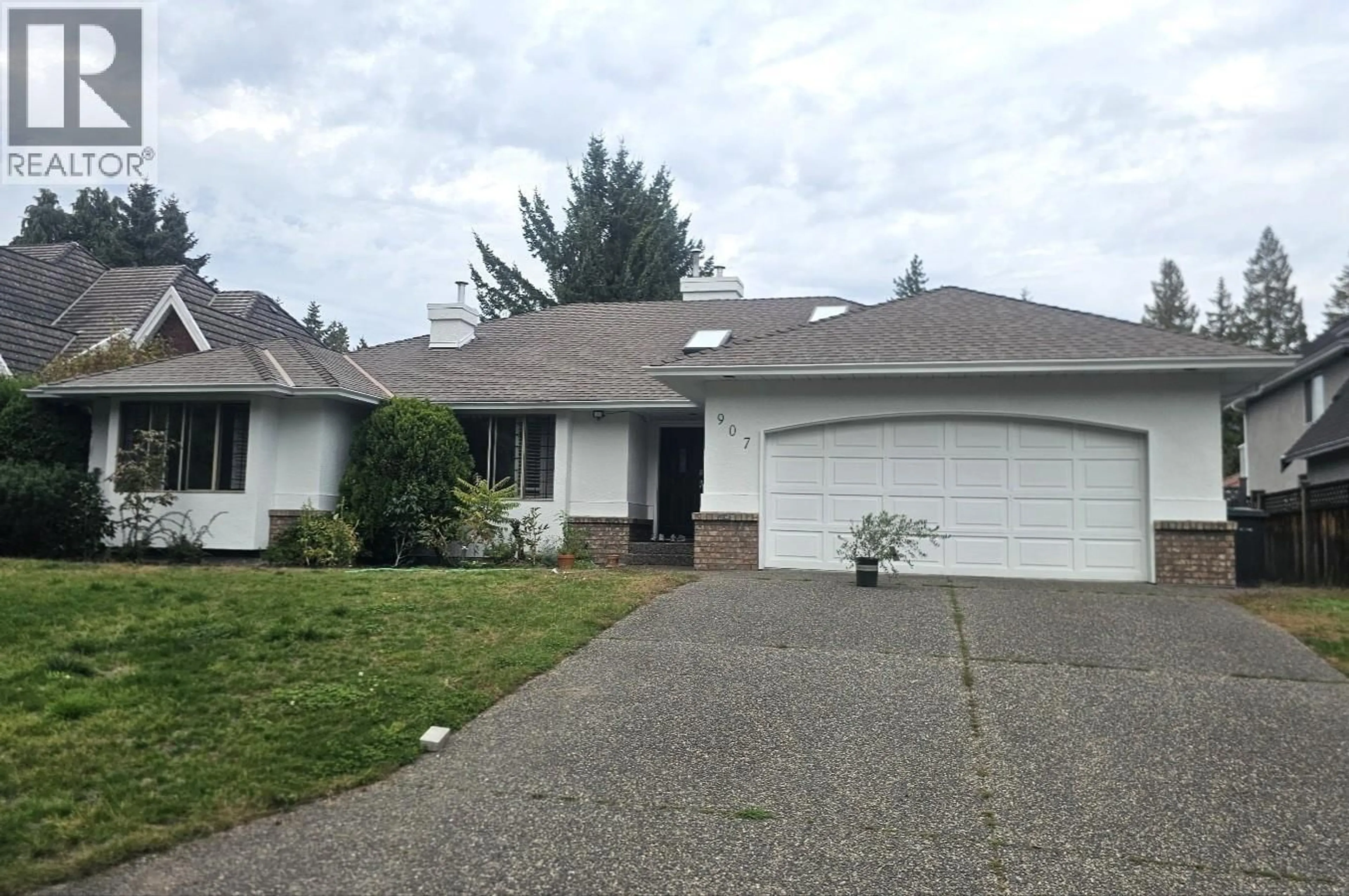 Home with vinyl exterior material, street for 907 SPRICE AVENUE, Coquitlam British Columbia V3J7M2