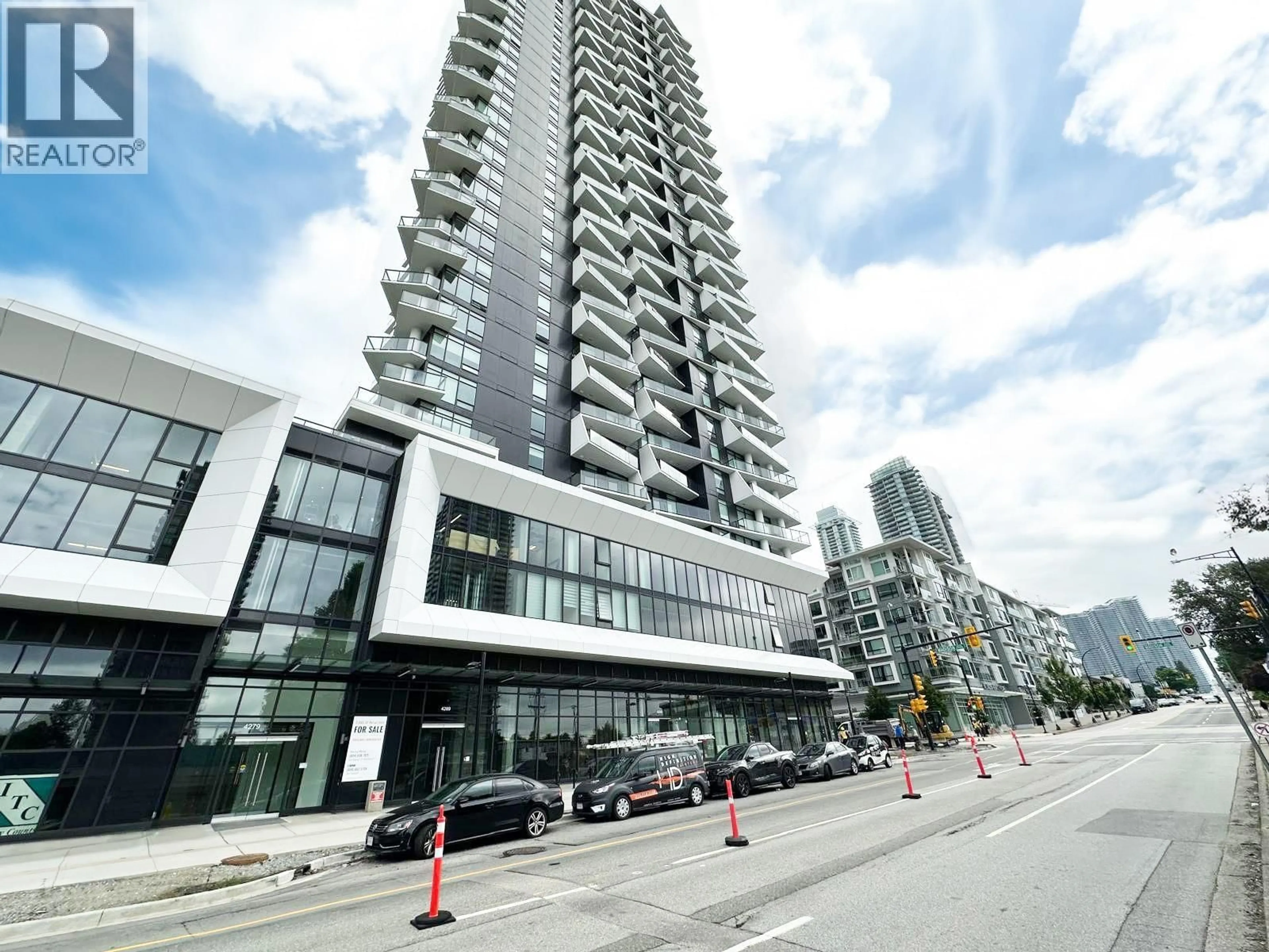 Indoor foyer for 901 - 2181 MADISON AVENUE, Burnaby British Columbia V5C0N4