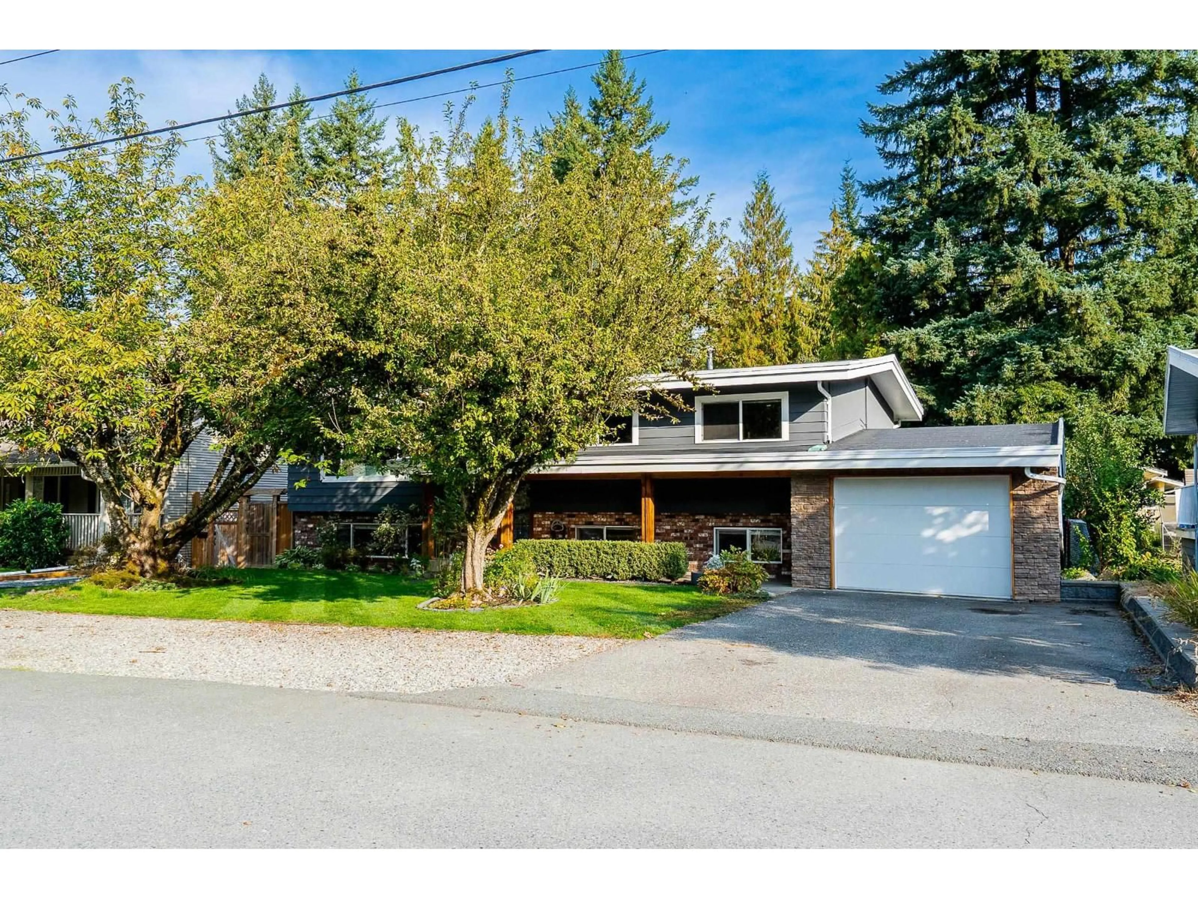 A pic from outside/outdoor area/front of a property/back of a property/a pic from drone, street for 34305 LARCH, Abbotsford British Columbia V2S2P7