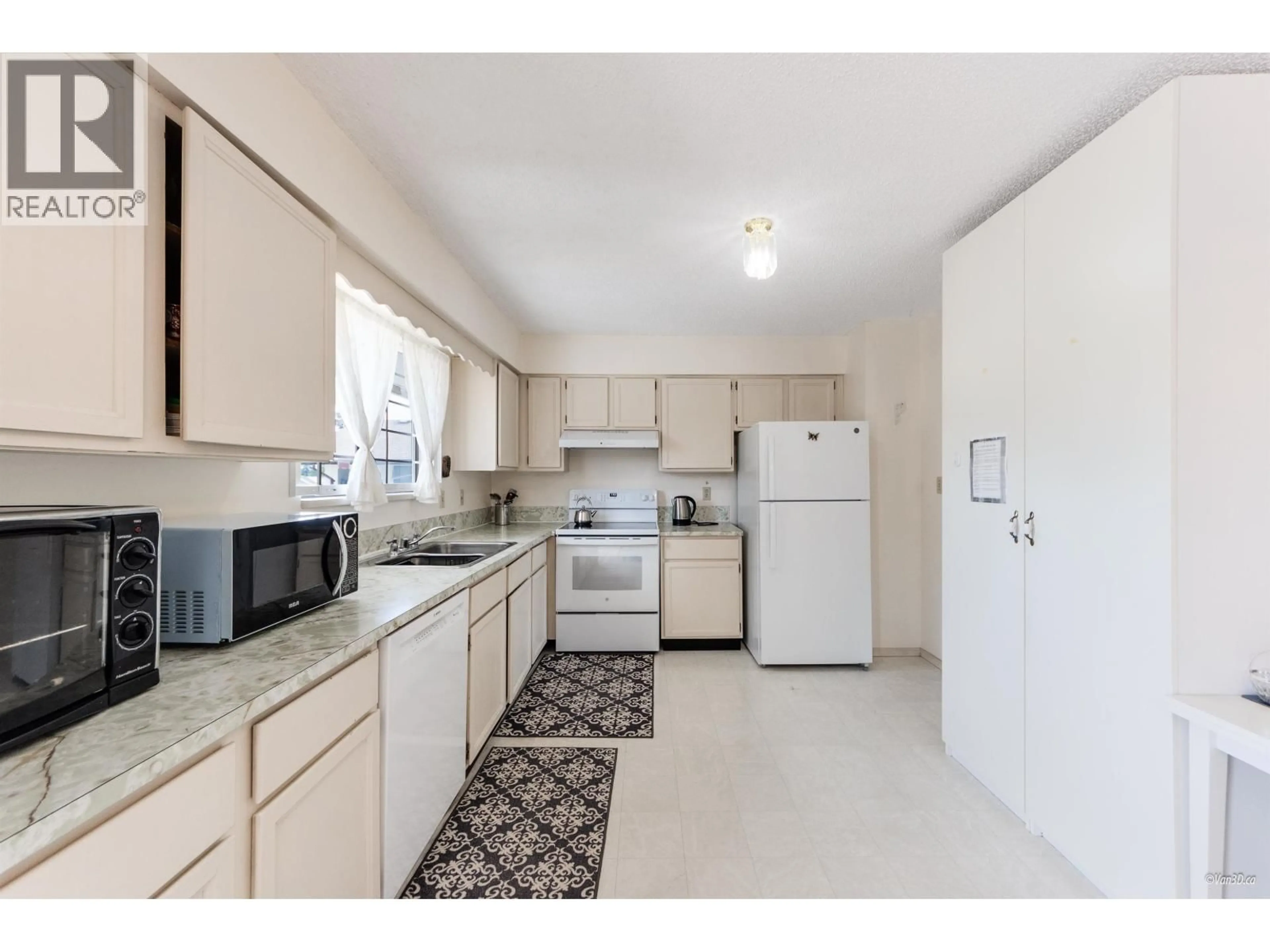 Standard kitchen, ceramic/tile floor for 1632 COMO LAKE AVENUE, Coquitlam British Columbia V3J3P6