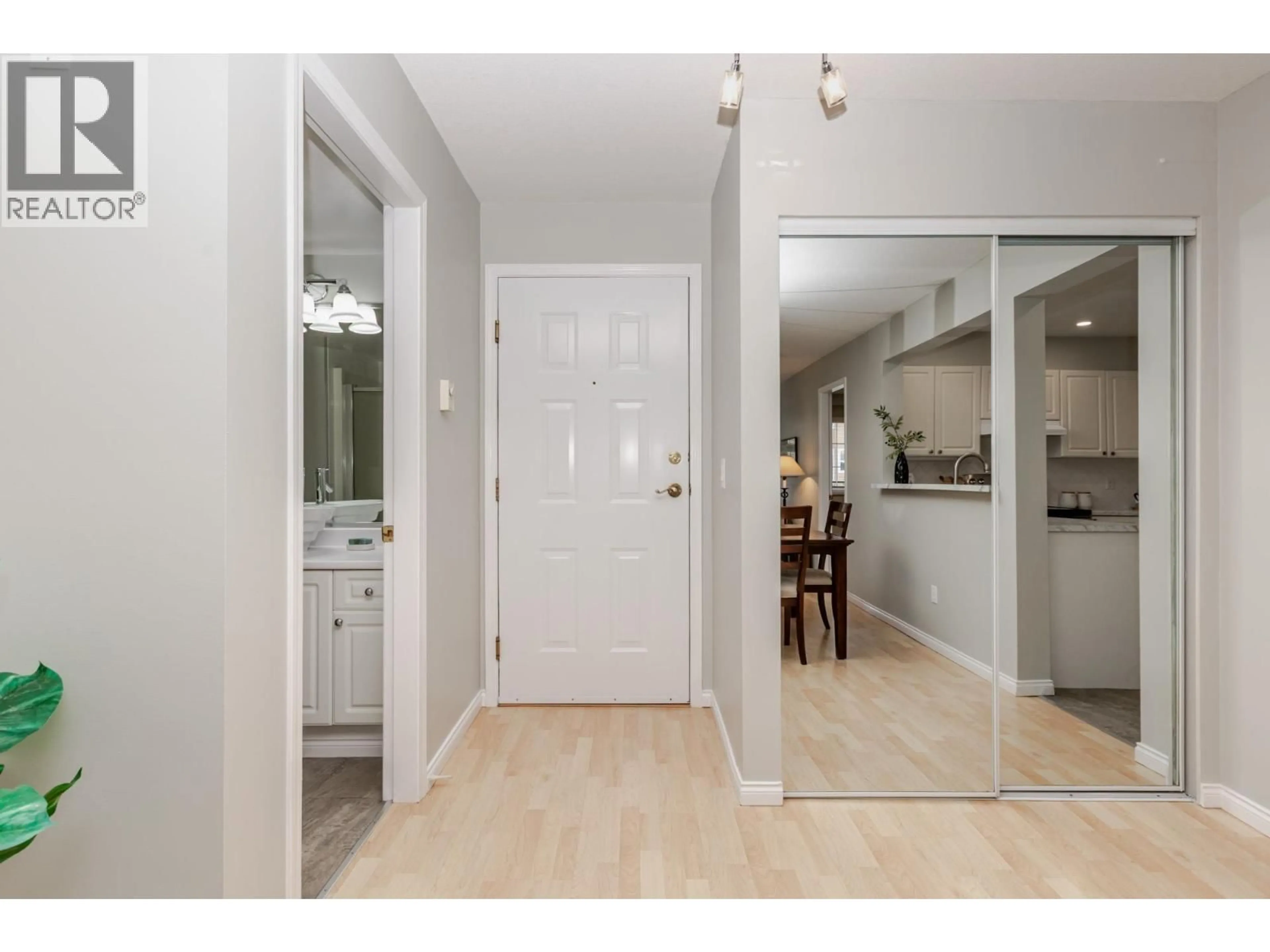 Indoor entryway for 305 - 5518 14 AVENUE, Delta British Columbia V4M4E9
