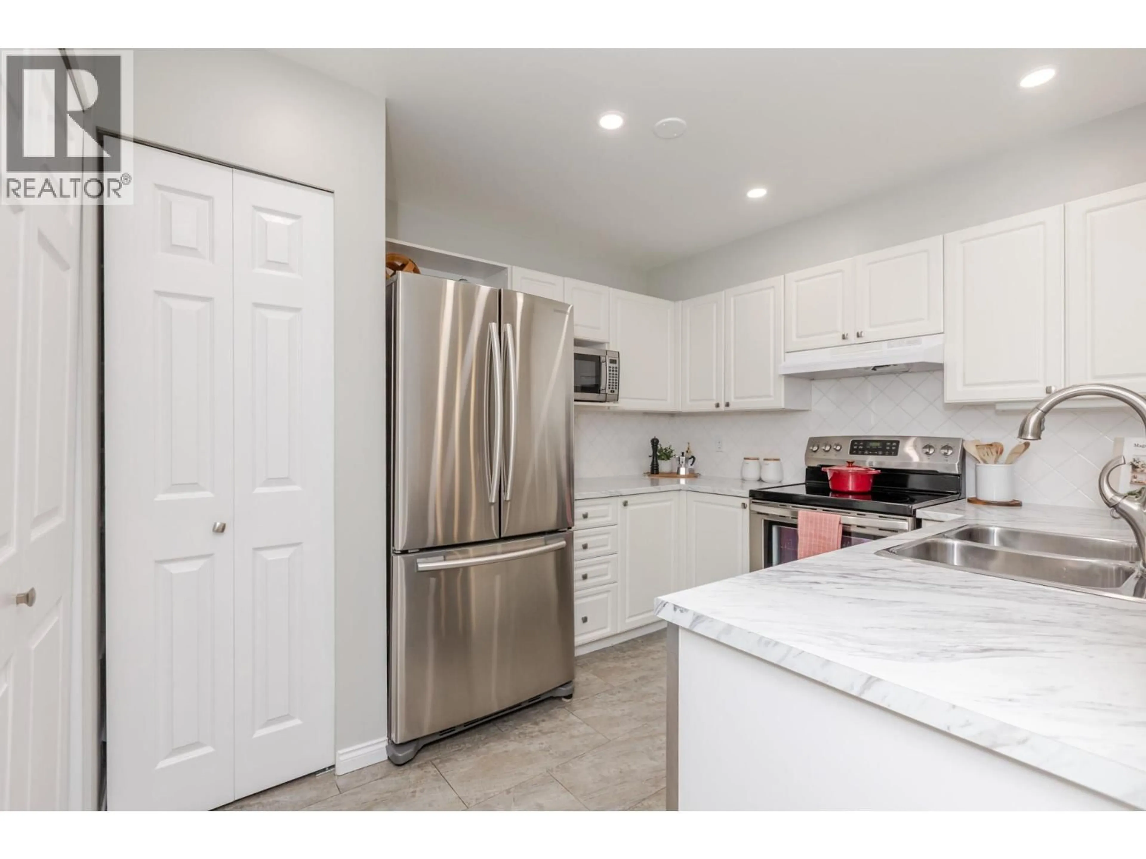 Standard kitchen, ceramic/tile floor for 305 - 5518 14 AVENUE, Delta British Columbia V4M4E9