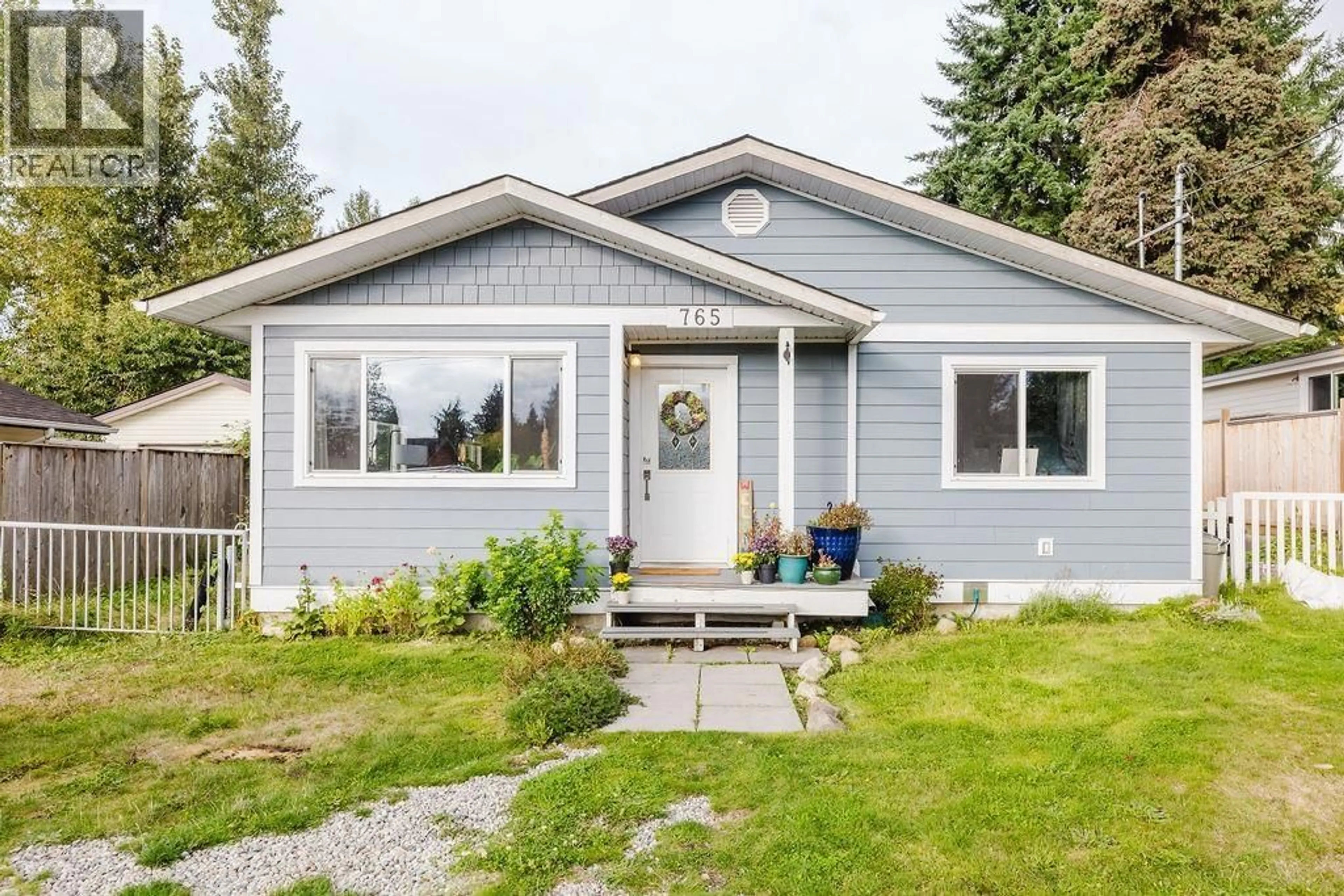 Home with vinyl exterior material, street for 765 CASCADE CRESCENT, Gibsons British Columbia V0N1V9