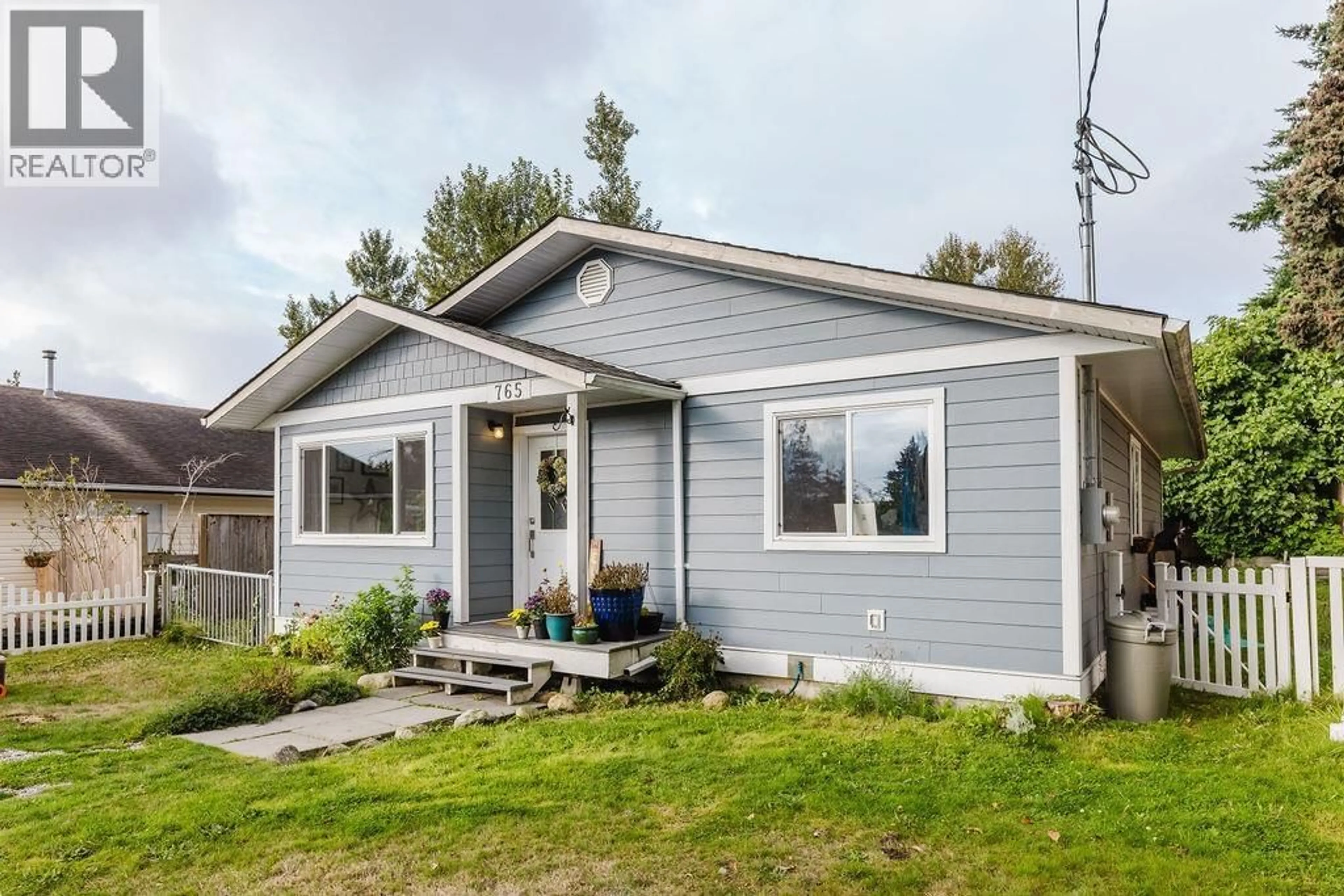 Home with vinyl exterior material, street for 765 CASCADE CRESCENT, Gibsons British Columbia V0N1V9