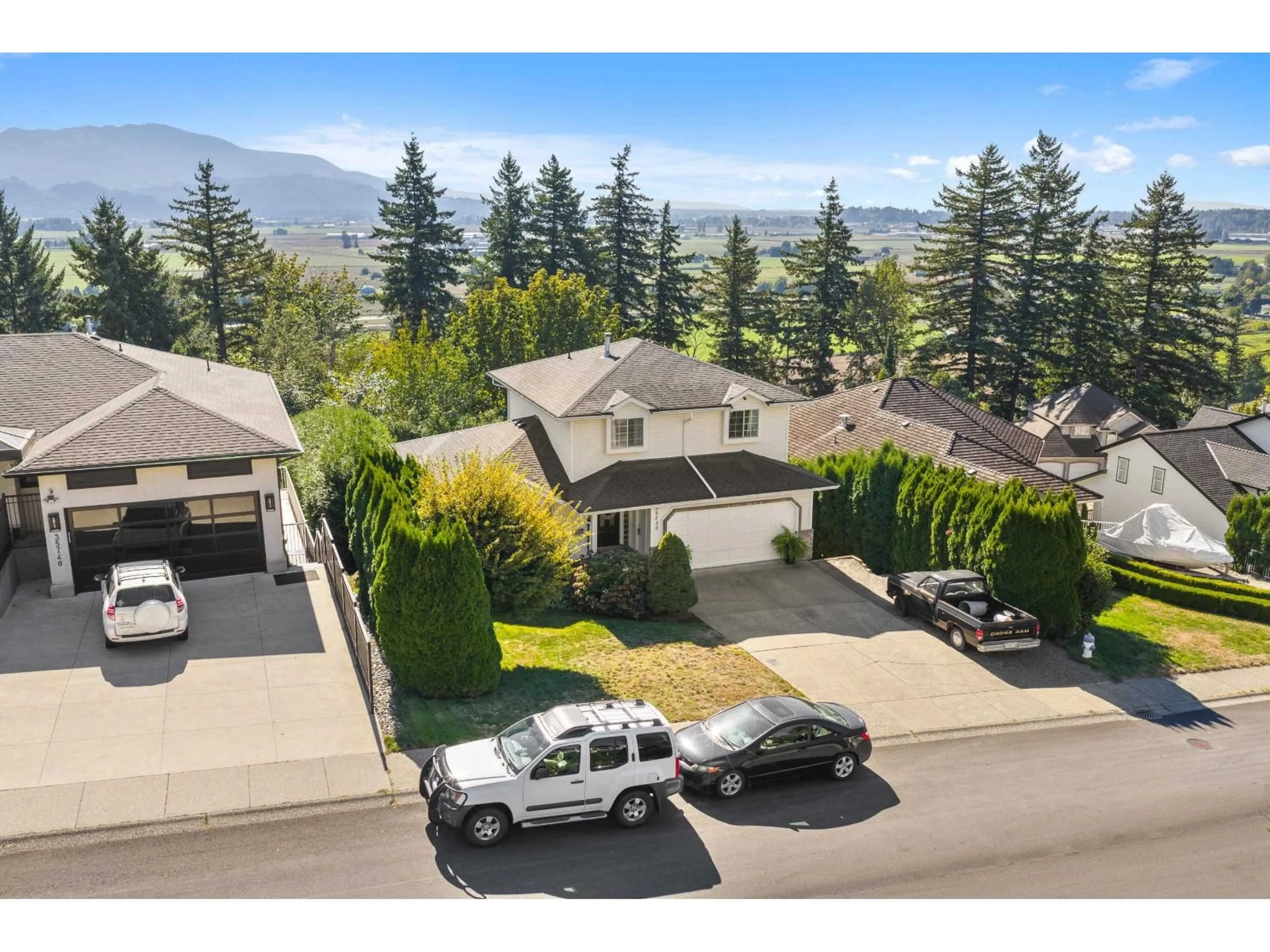 A pic from outside/outdoor area/front of a property/back of a property/a pic from drone, mountain view for 35730 TIMBERLANE, Abbotsford British Columbia V3G1G3