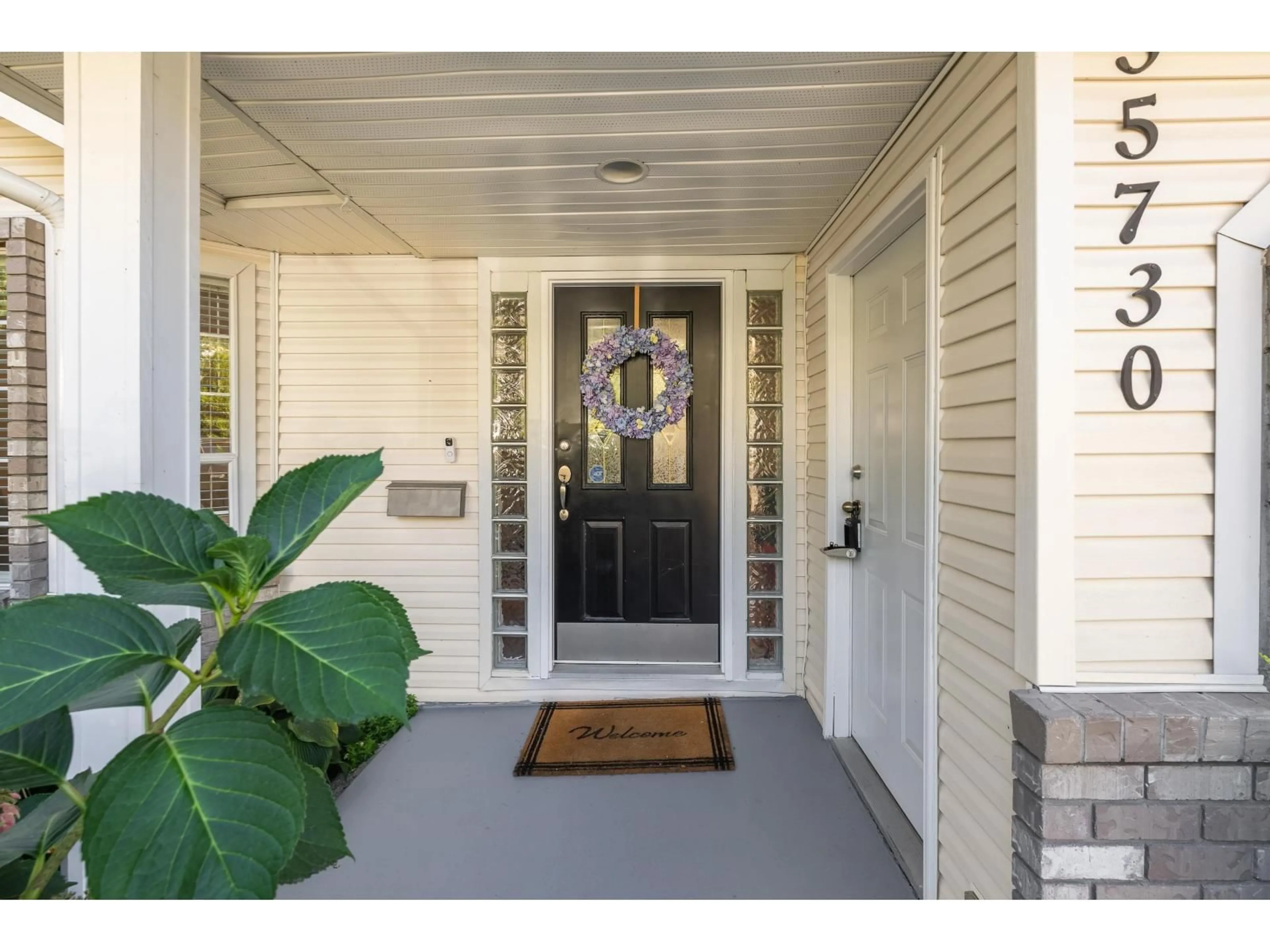 Indoor entryway for 35730 TIMBERLANE, Abbotsford British Columbia V3G1G3