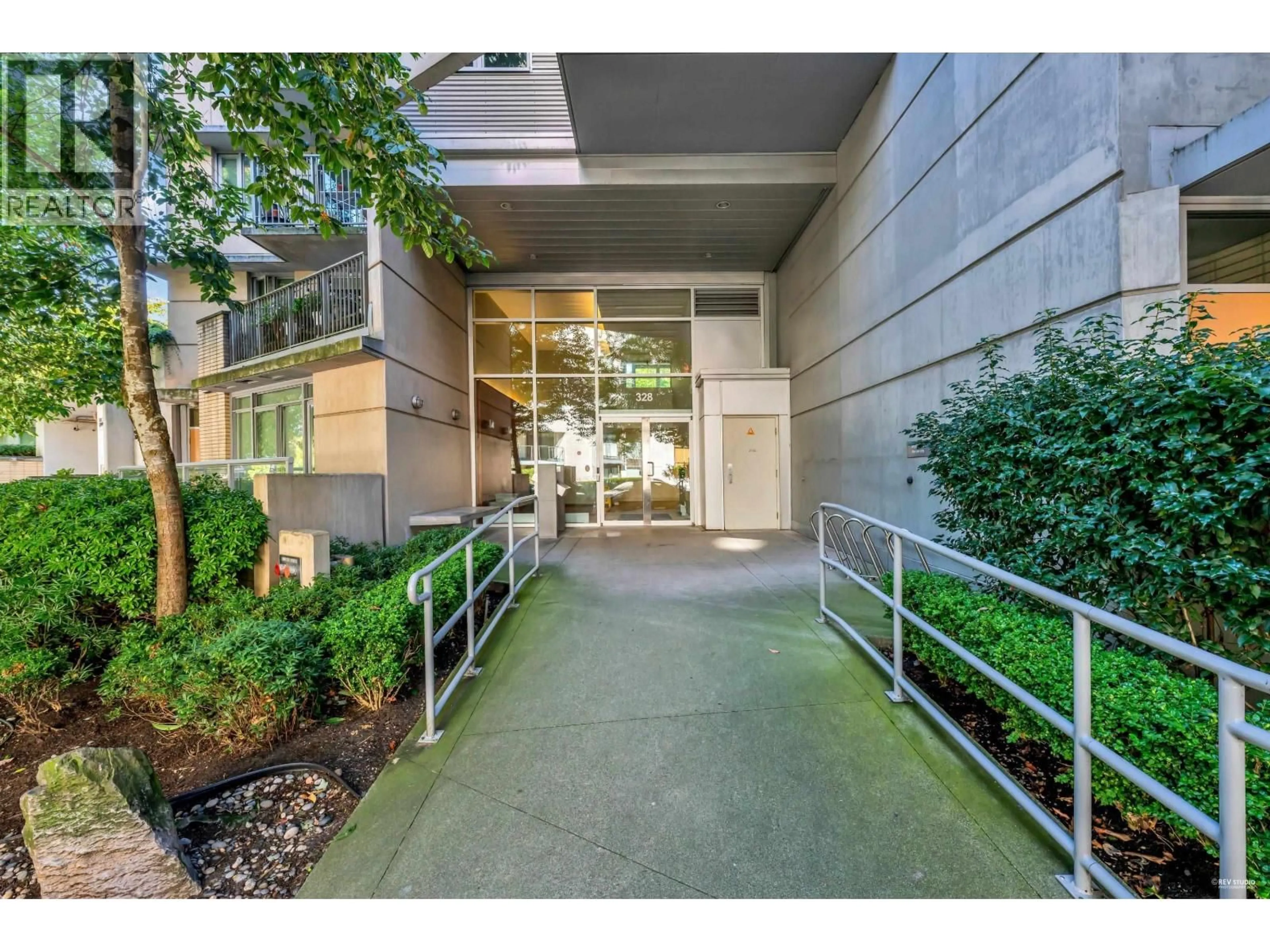 Indoor foyer for 409 - 328 11TH AVENUE, Vancouver British Columbia V5T4W1