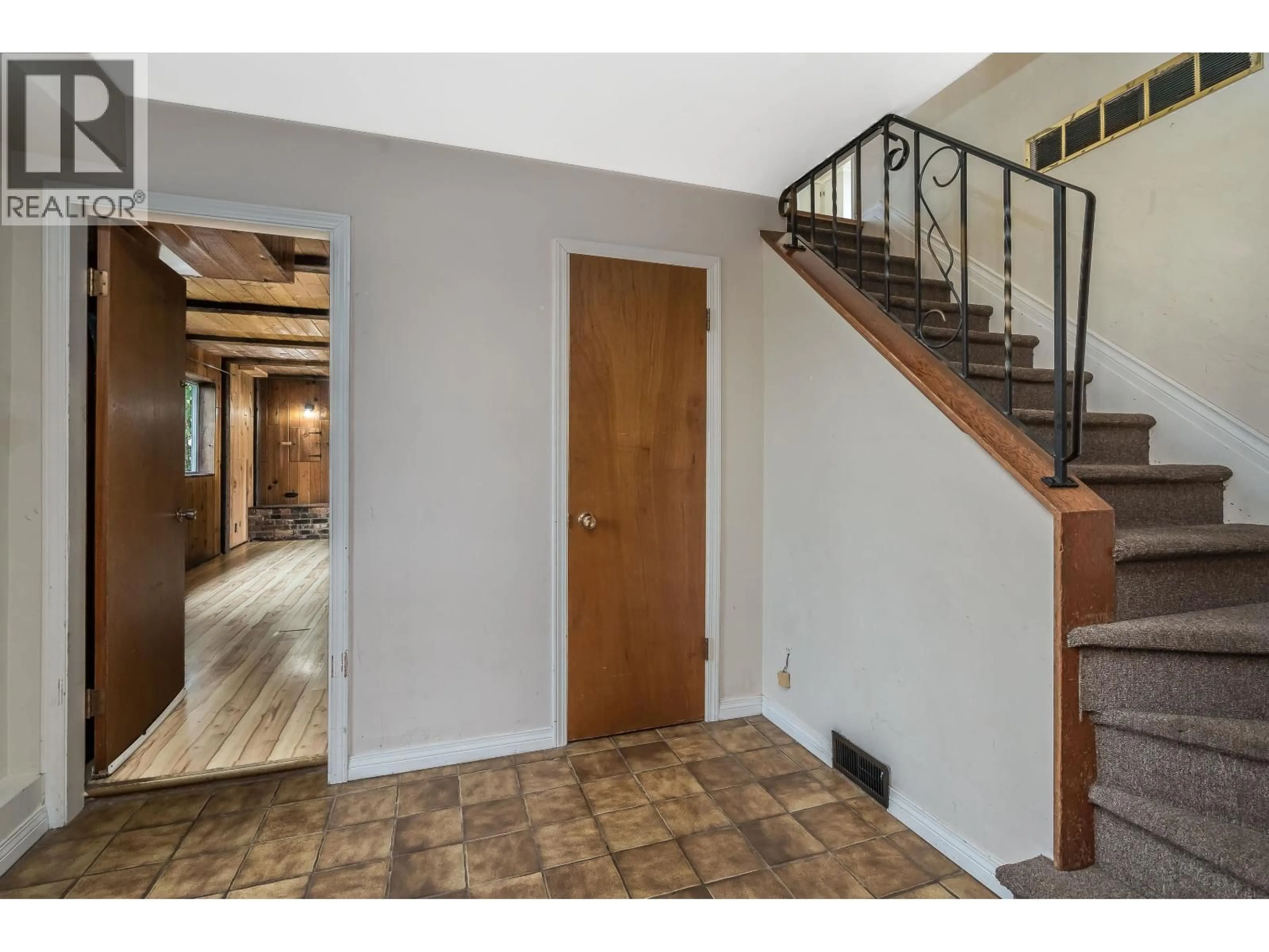 Indoor entryway for 5822 51 AVENUE, Ladner British Columbia V4K2C1