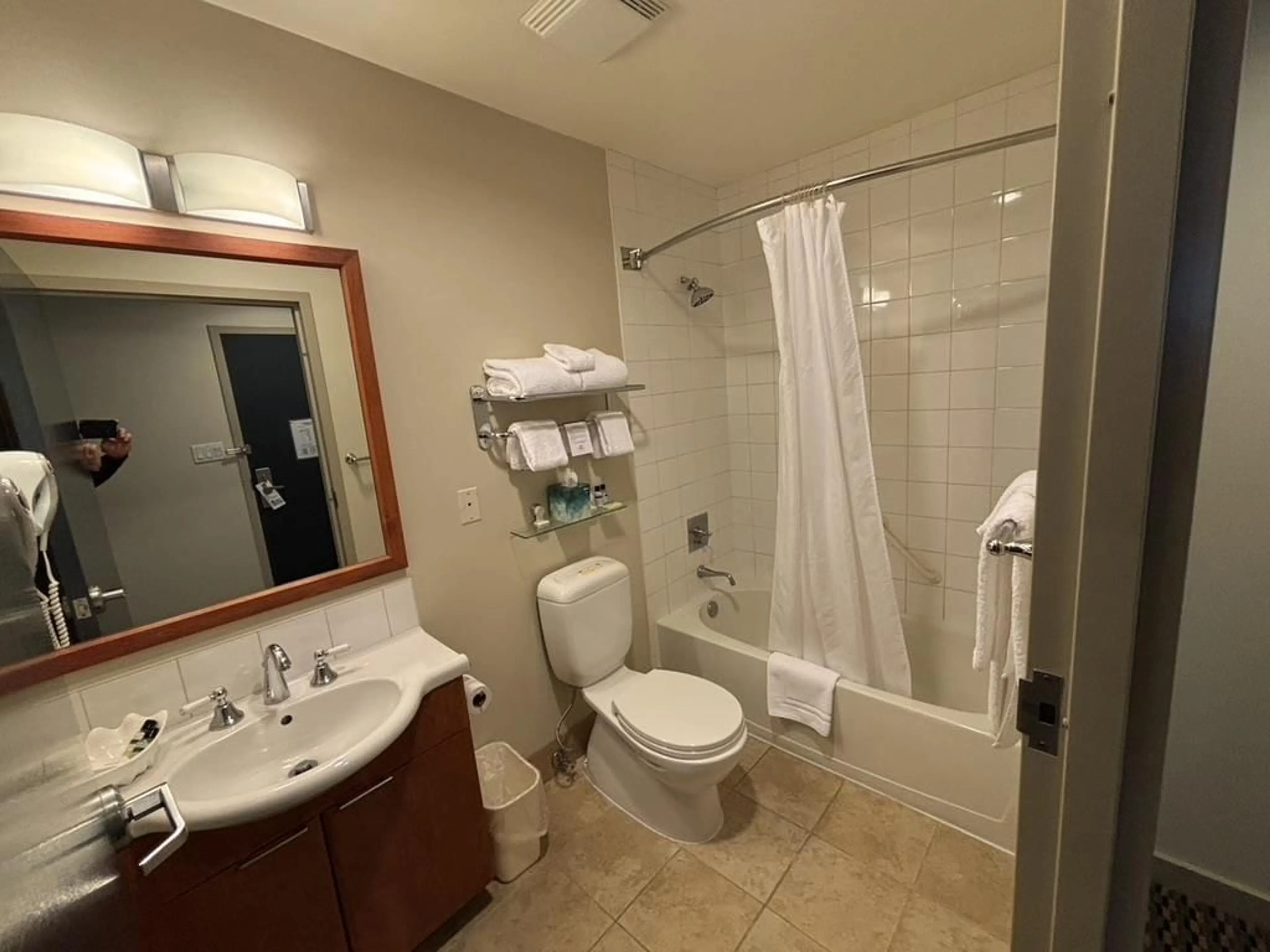 Standard bathroom, ceramic/tile floor for 209 - 15611 MARINE, White Rock British Columbia V4B1E1