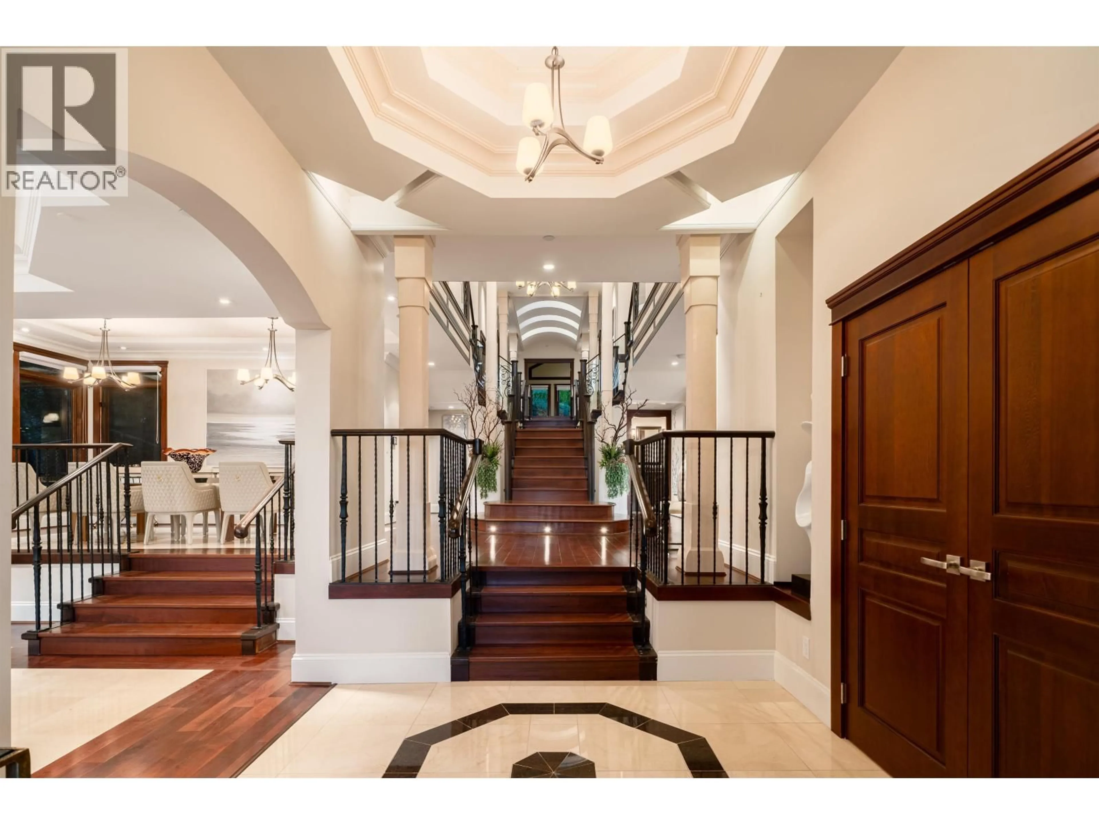 Indoor foyer for 2673 FINCH HILL, West Vancouver British Columbia V7S3H3
