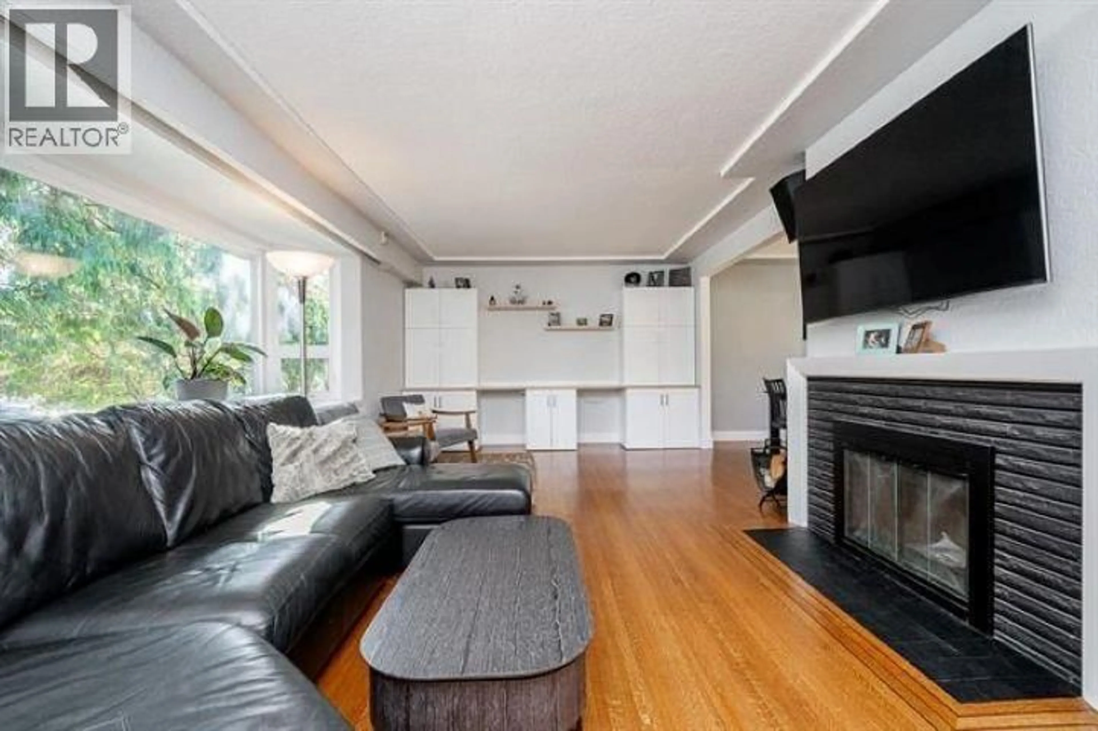 Living room with furniture, wood/laminate floor for 845 SMITH AVENUE, Coquitlam British Columbia V3J2X4