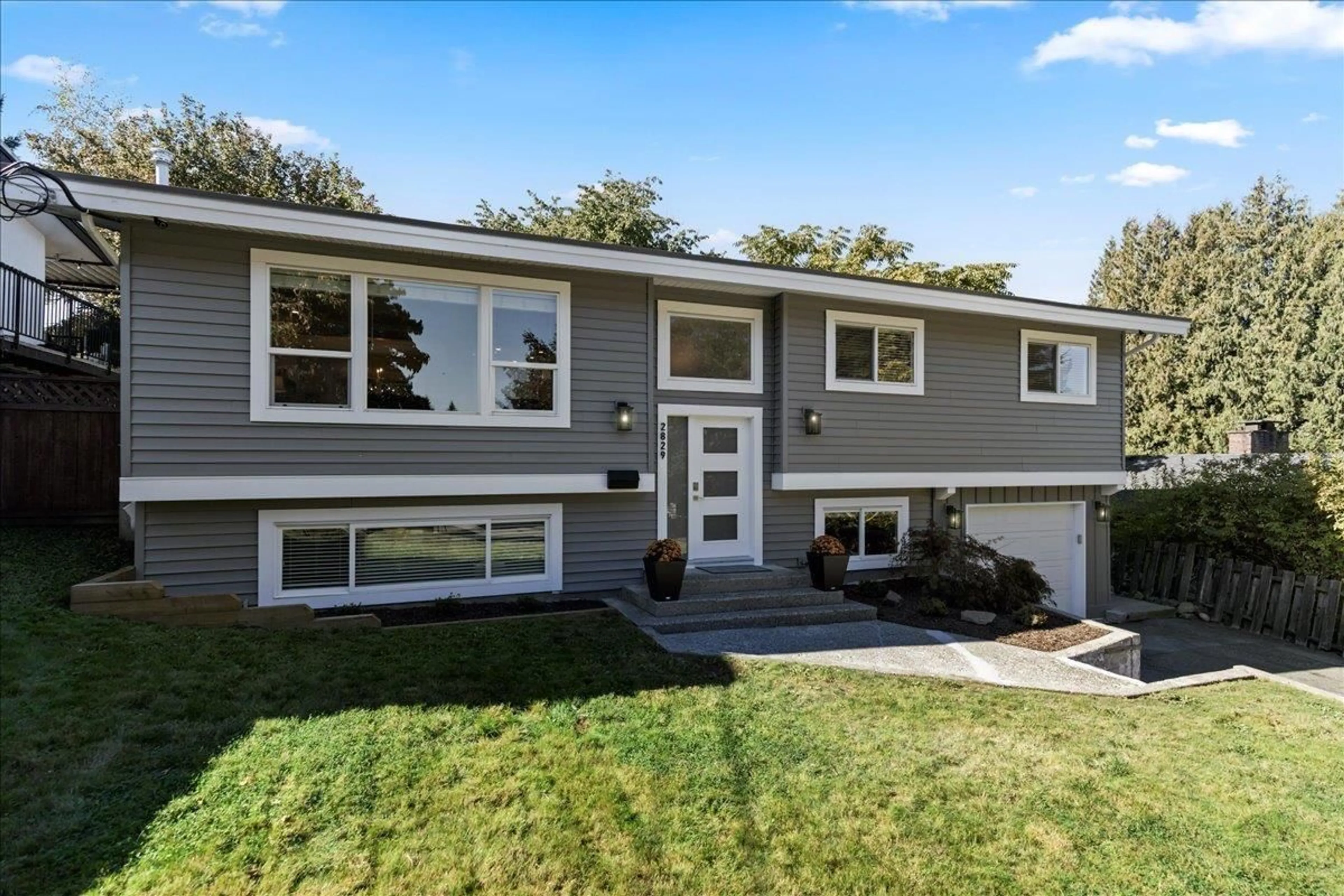 Home with vinyl exterior material, street for 2829 ARLINGTON, Abbotsford British Columbia V2S3L1