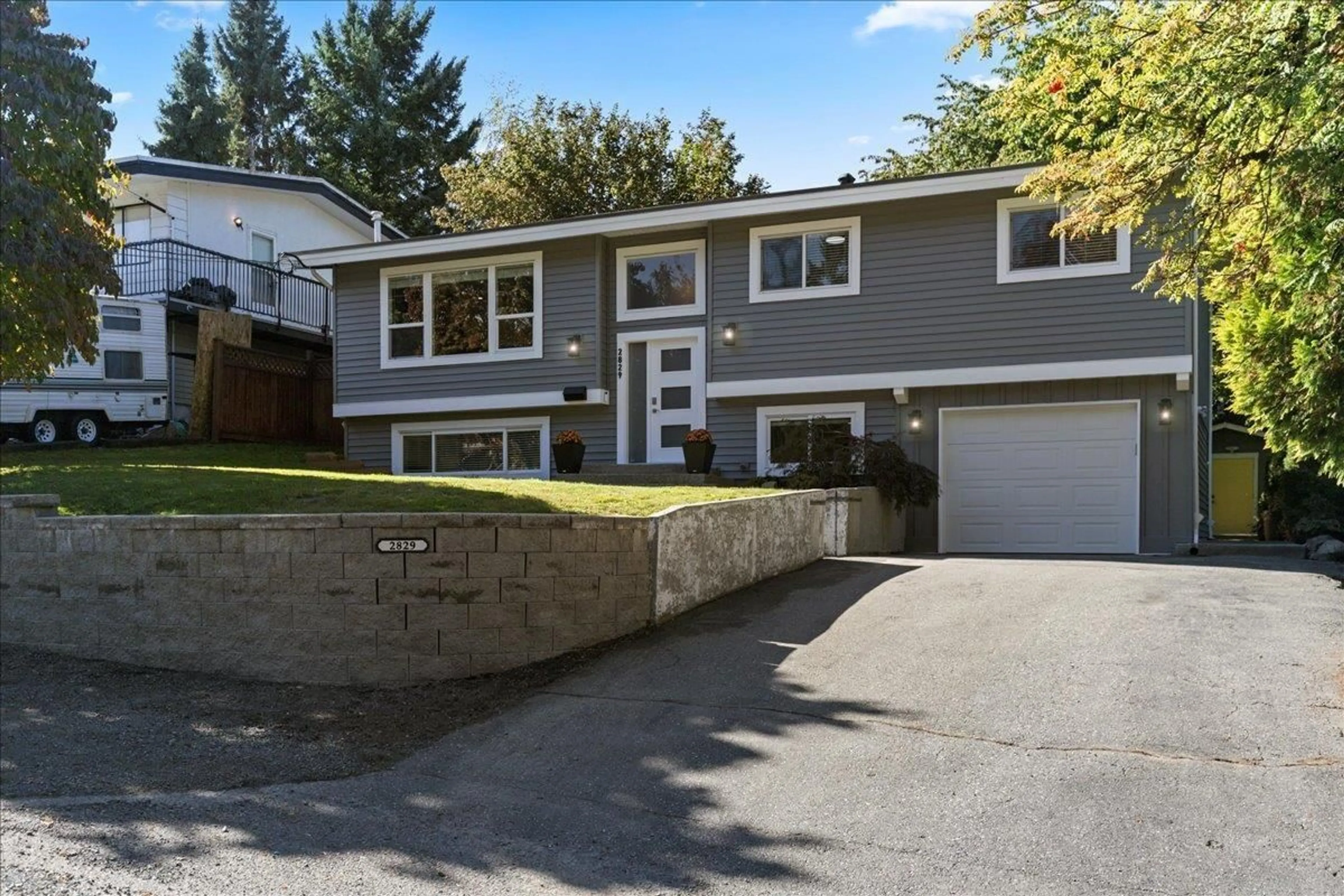 Home with vinyl exterior material, street for 2829 ARLINGTON, Abbotsford British Columbia V2S3L1