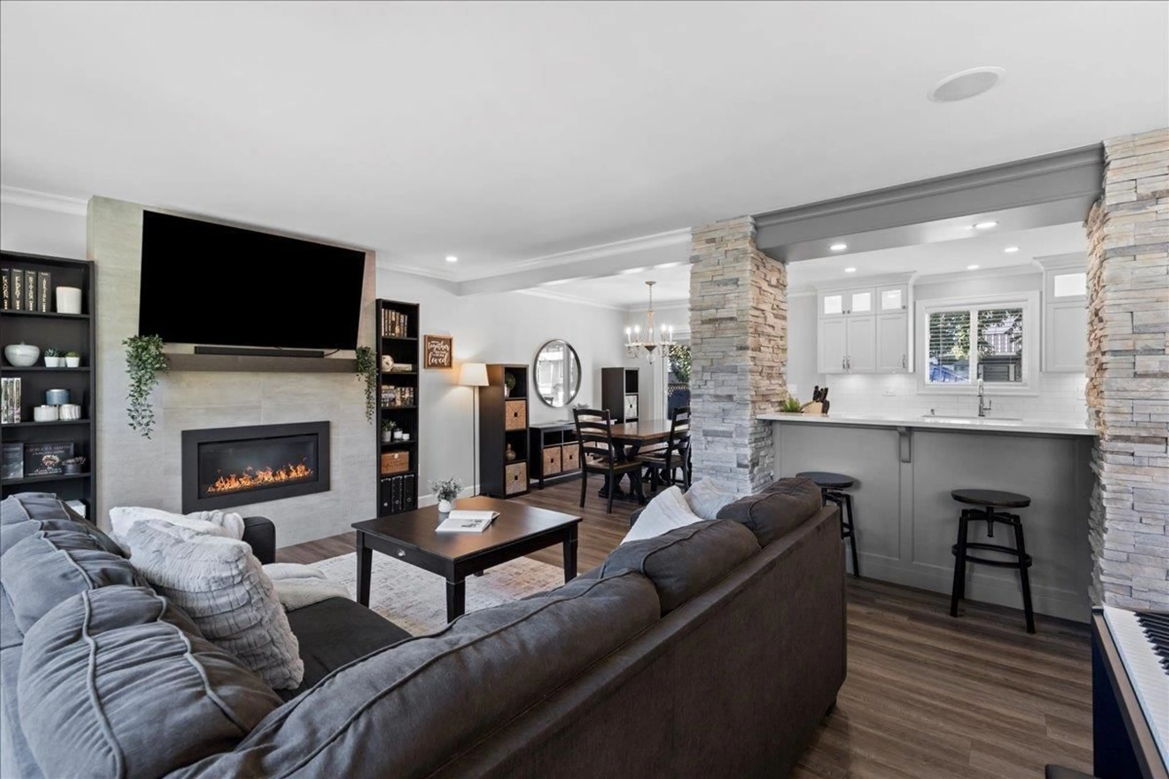 Living room with furniture, unknown for 2829 ARLINGTON, Abbotsford British Columbia V2S3L1