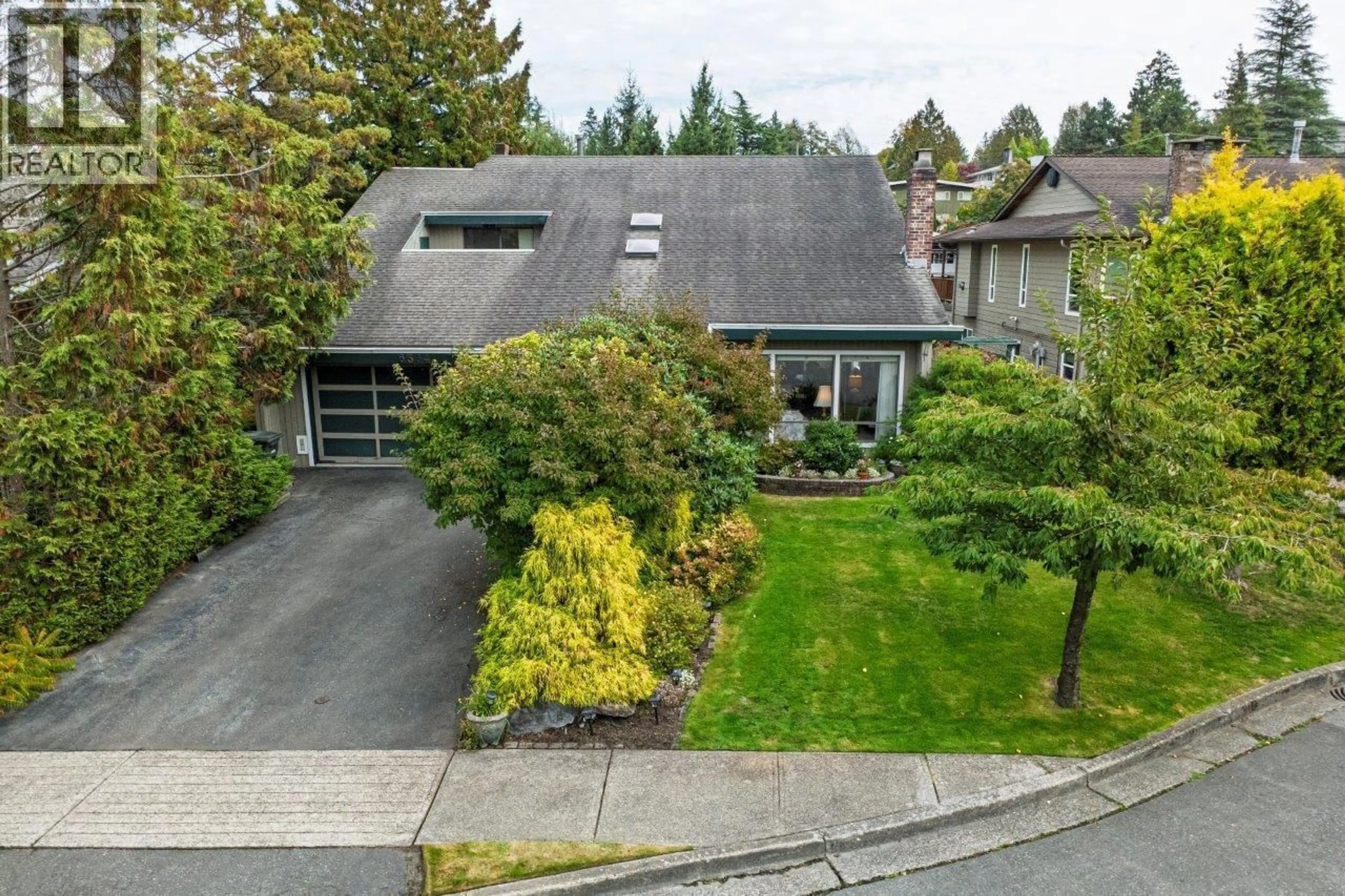A pic from outside/outdoor area/front of a property/back of a property/a pic from drone, street for 6364 PARKVIEW PLACE, Burnaby British Columbia V5E4B6