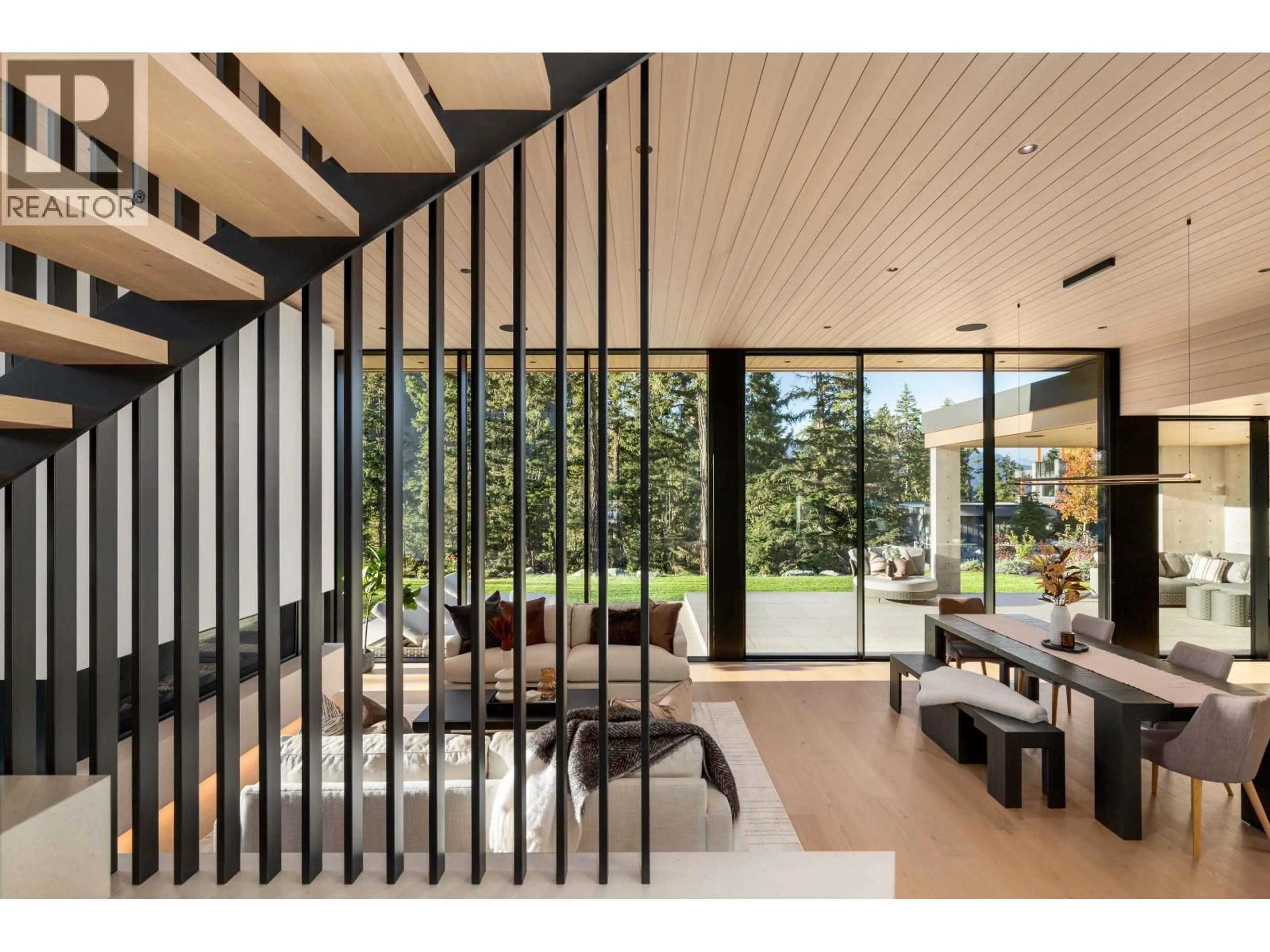 Indoor foyer for 9257 WEDGEMOUNT PLATEAU DRIVE, Whistler British Columbia V8E1M1