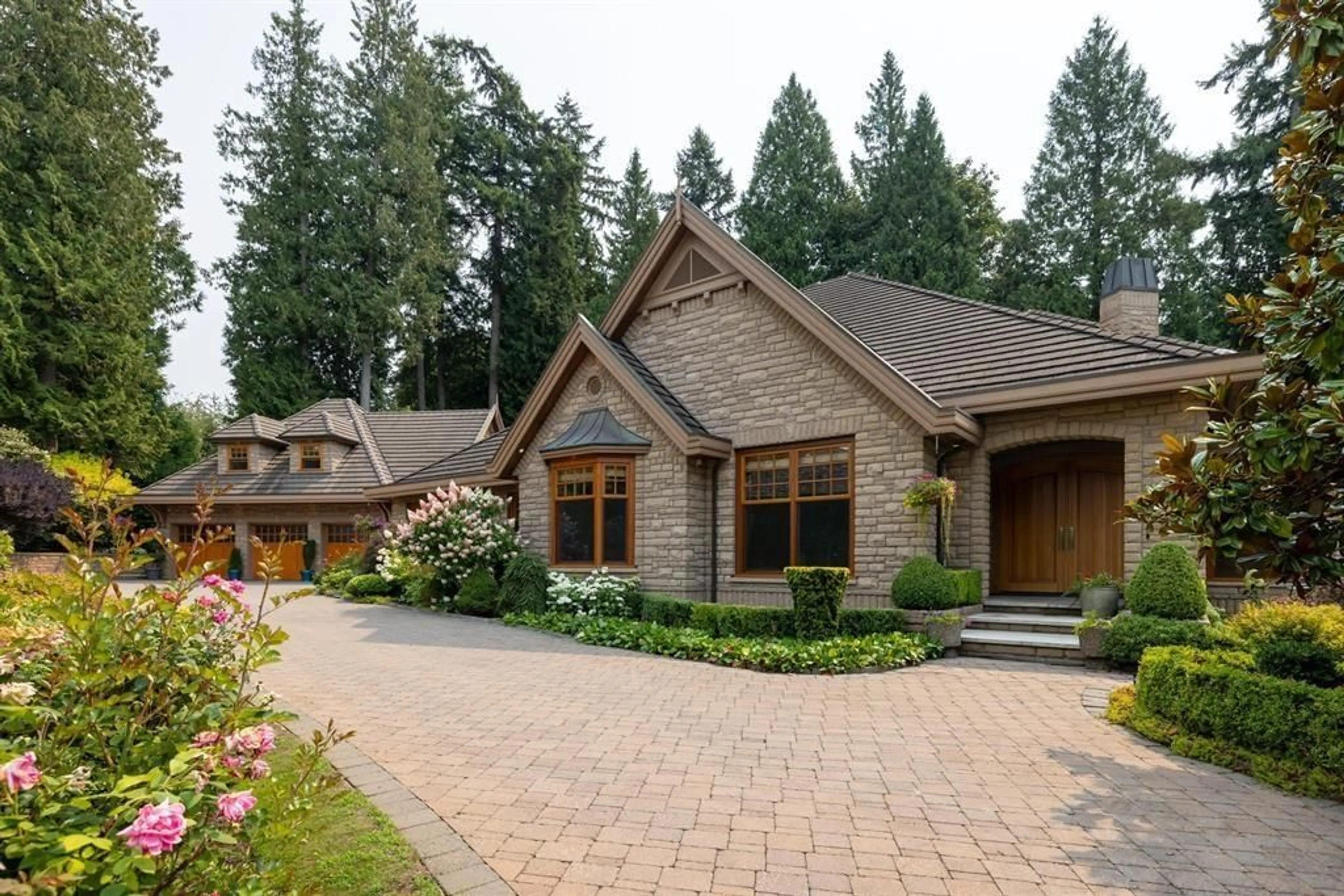 Home with brick exterior material, mountain view for 3122 136, Surrey British Columbia V4P3C8