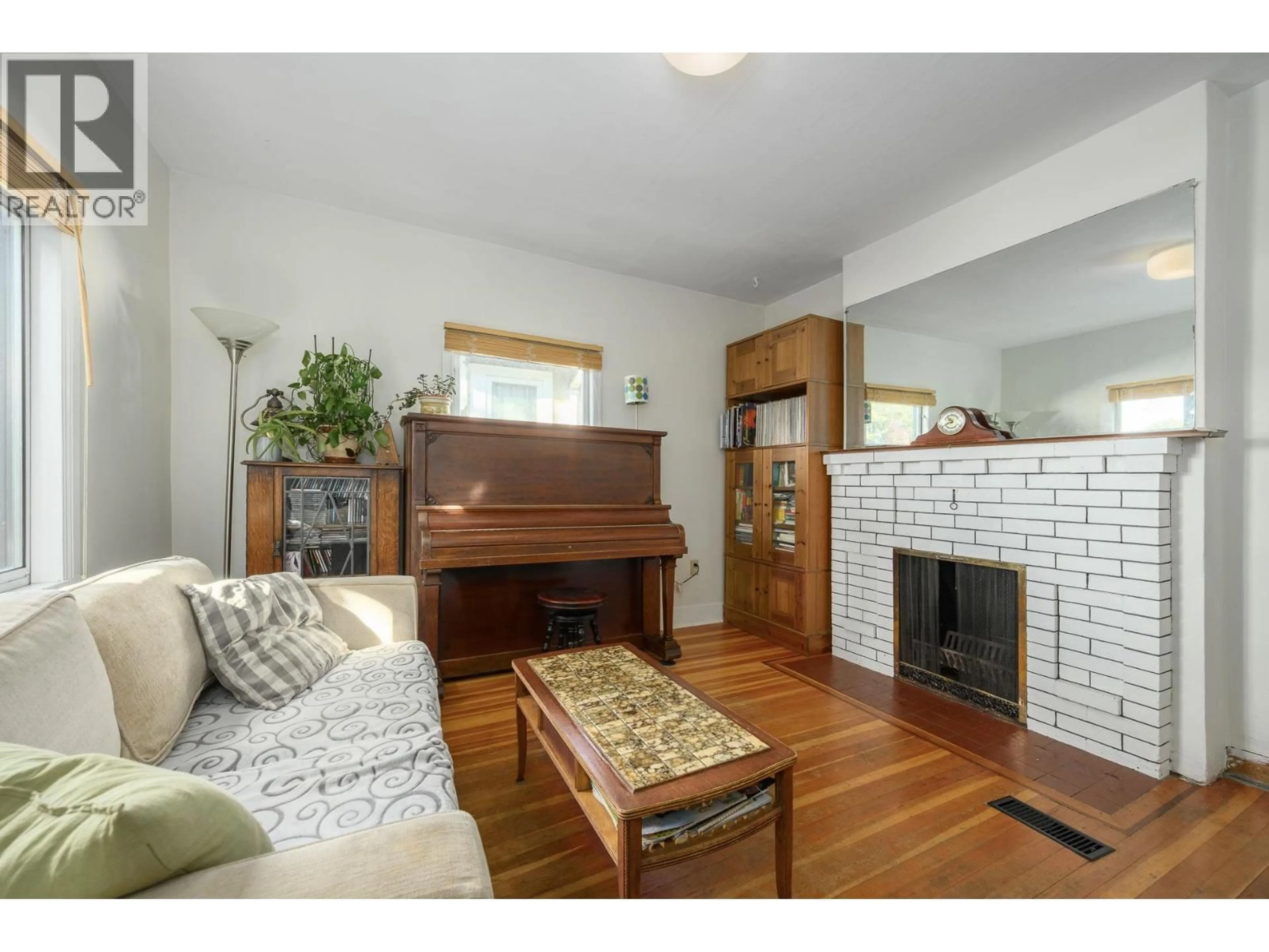 Living room with furniture, wood/laminate floor for 2633 VENABLES STREET, Vancouver British Columbia V5K2R4