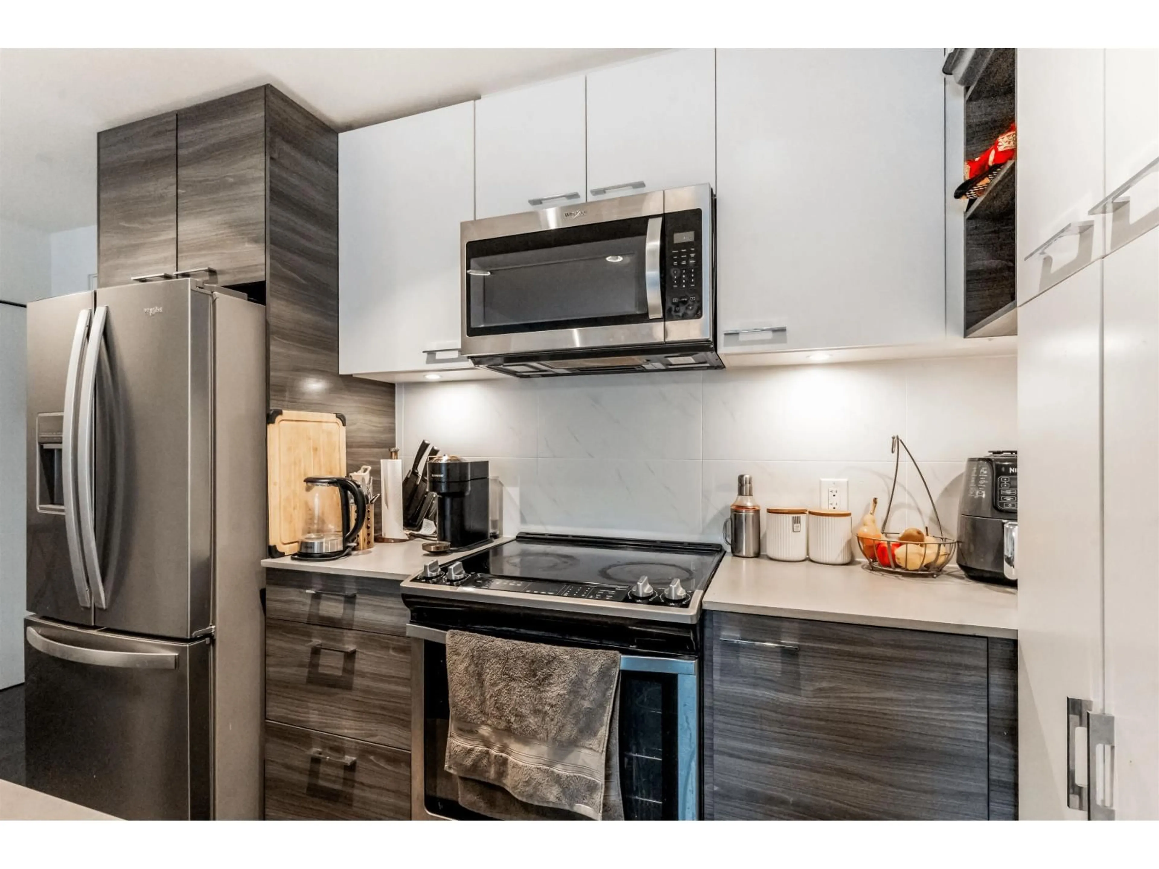 Standard kitchen, unknown for 408 - 10603 140, Surrey British Columbia V3T0M8