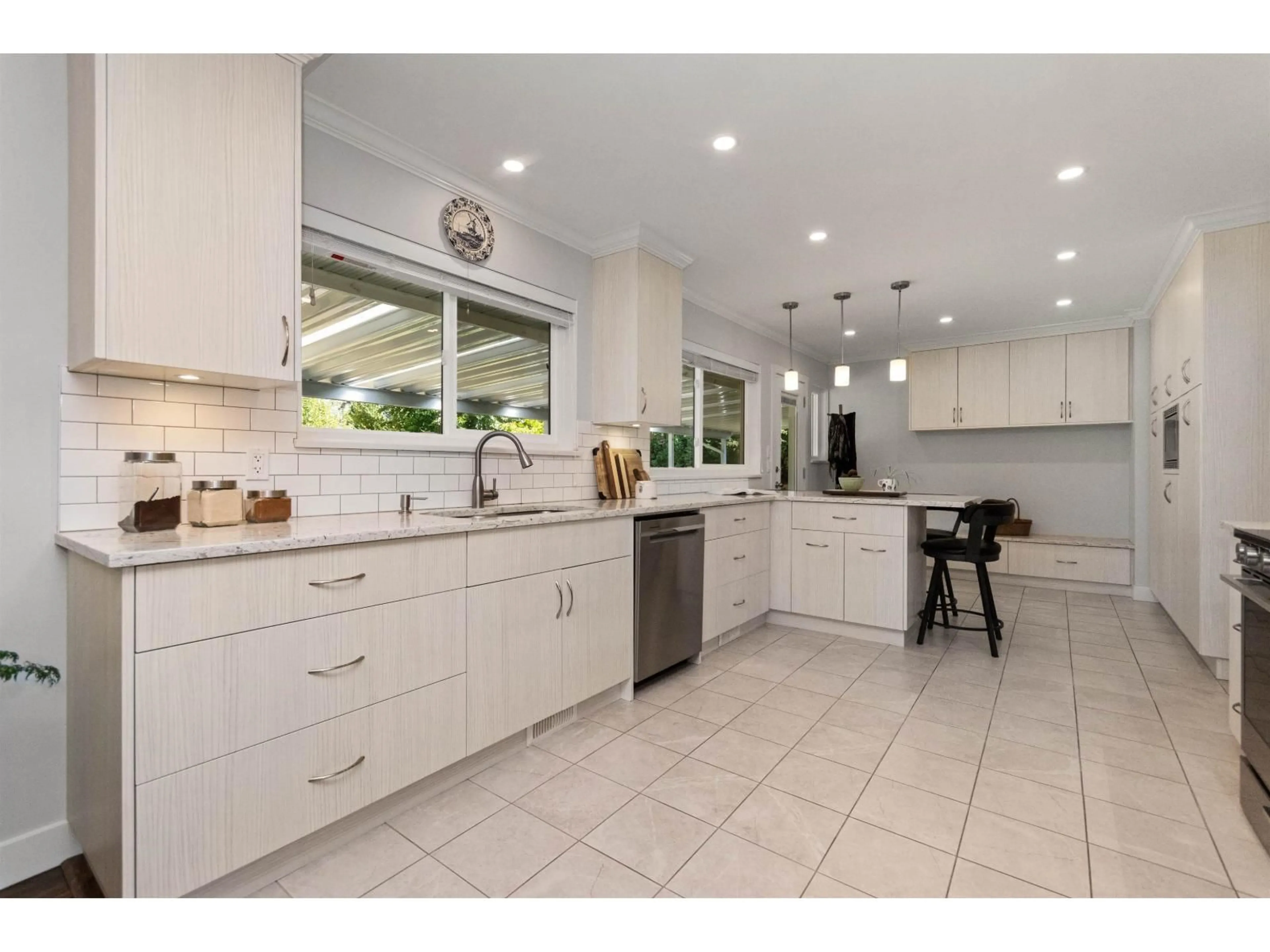 Open concept kitchen, ceramic/tile floor for 10070 BONAVISTA STREET, Chilliwack British Columbia V2P5B9