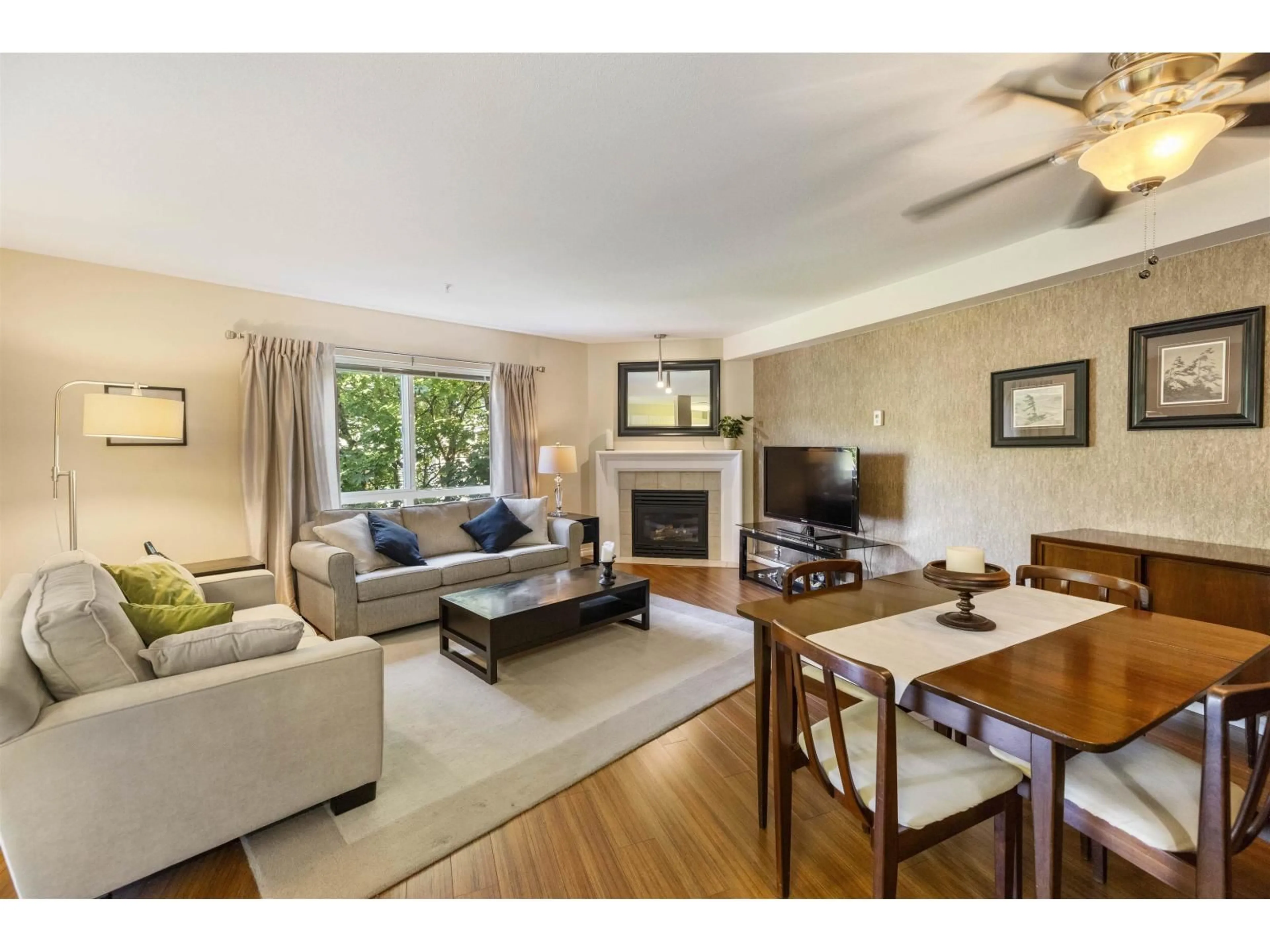 Living room with furniture, wood/laminate floor for 310 - 15150 29A, Surrey British Columbia V4P3B1