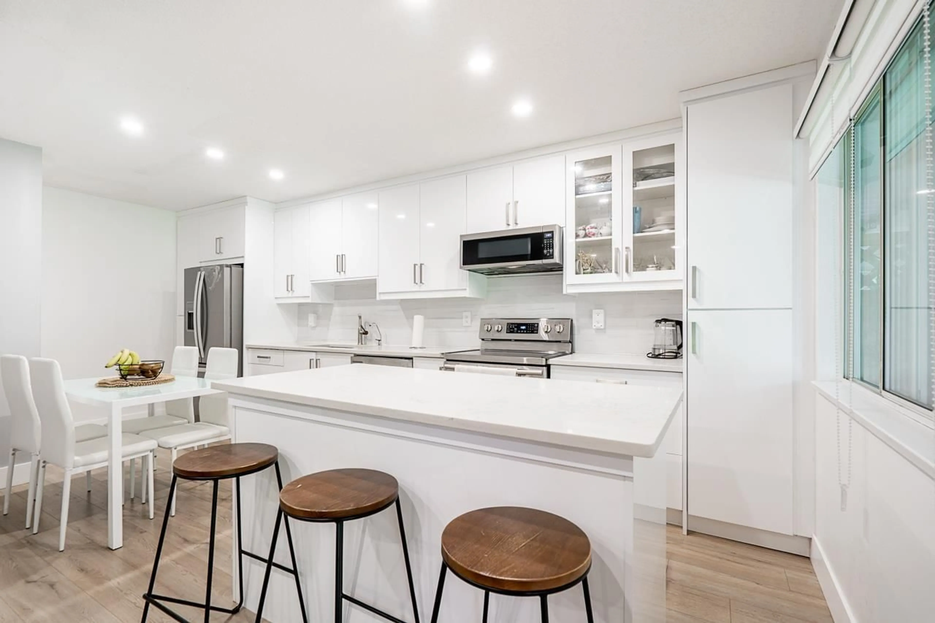 Open concept kitchen, ceramic/tile floor for 7 - 5925 177B, Surrey British Columbia V3S4J7