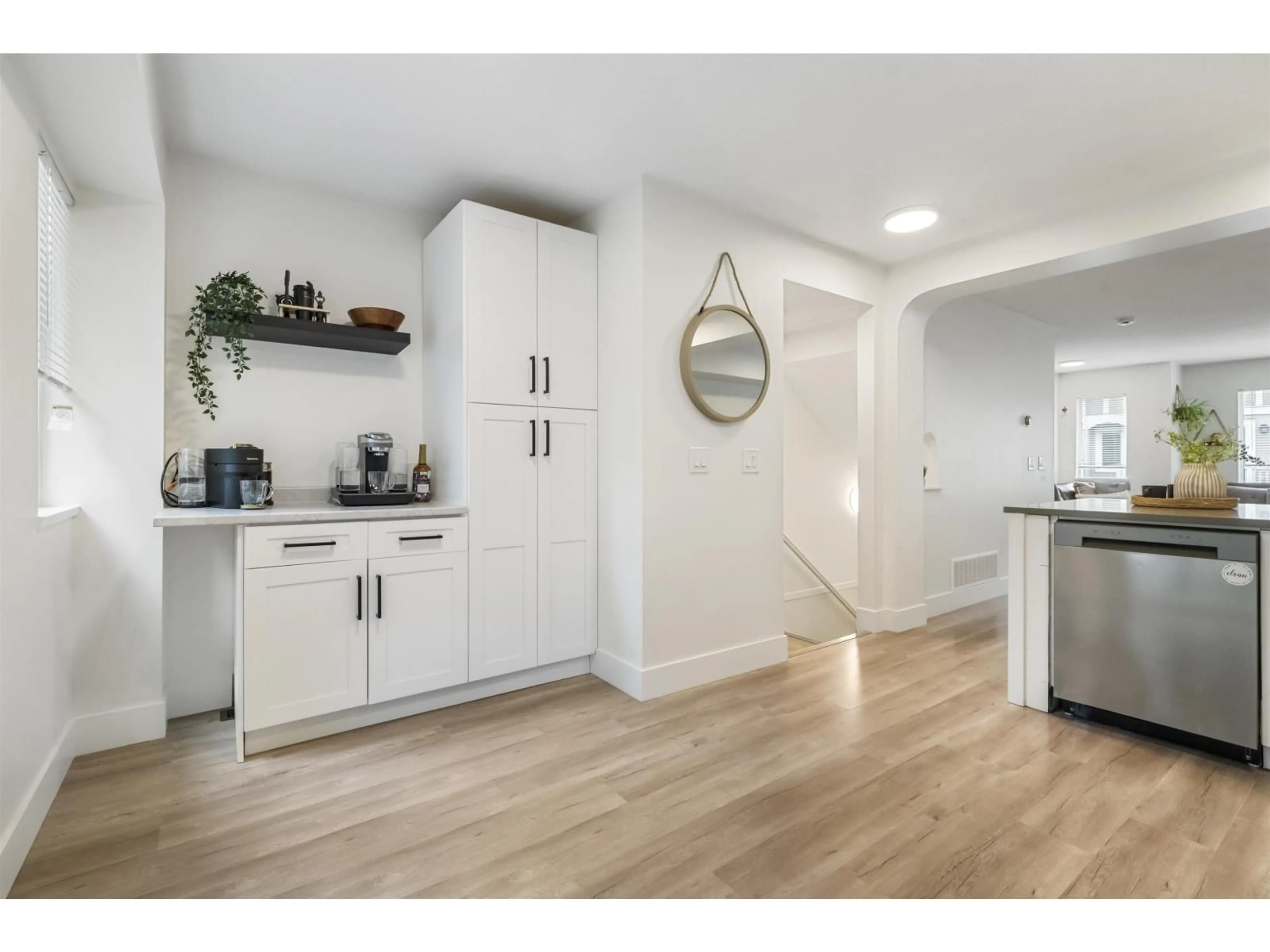 Open concept kitchen, wood/laminate floor for 36 - 8775 161, Surrey British Columbia V4N5G3