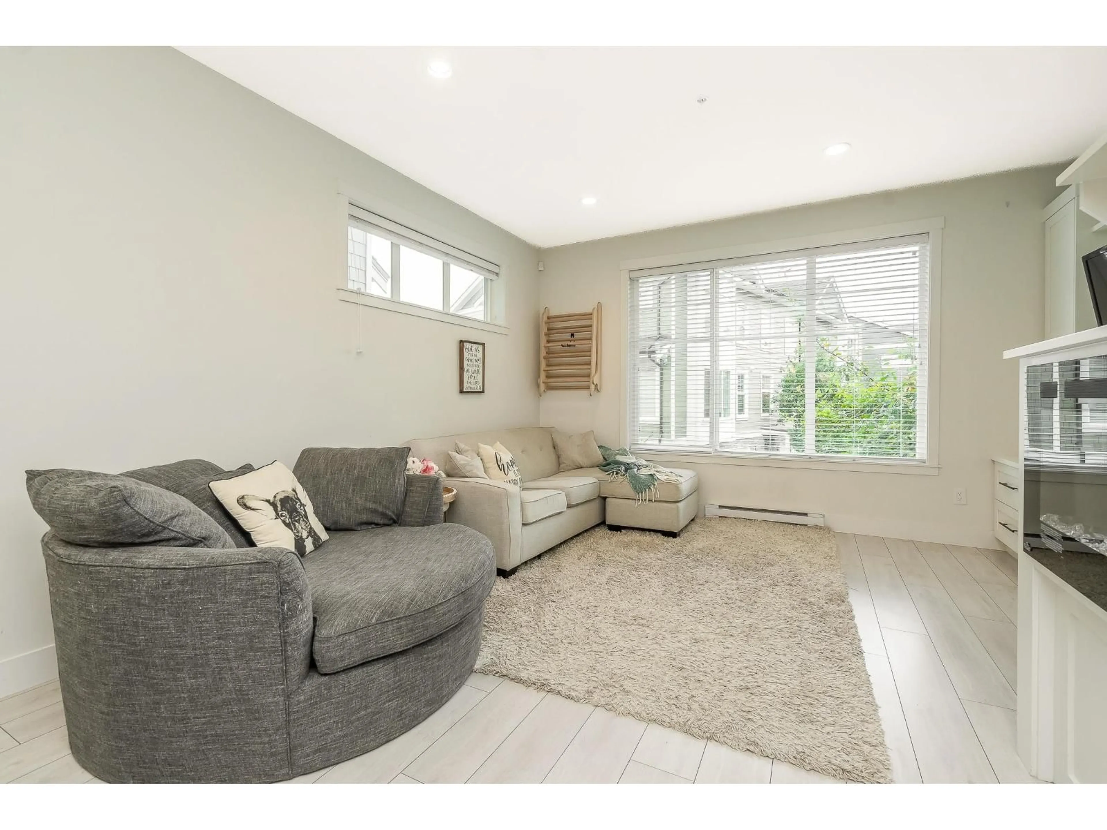 Living room with furniture, unknown for 32 - 21150 76A, Langley British Columbia V2Y0V9
