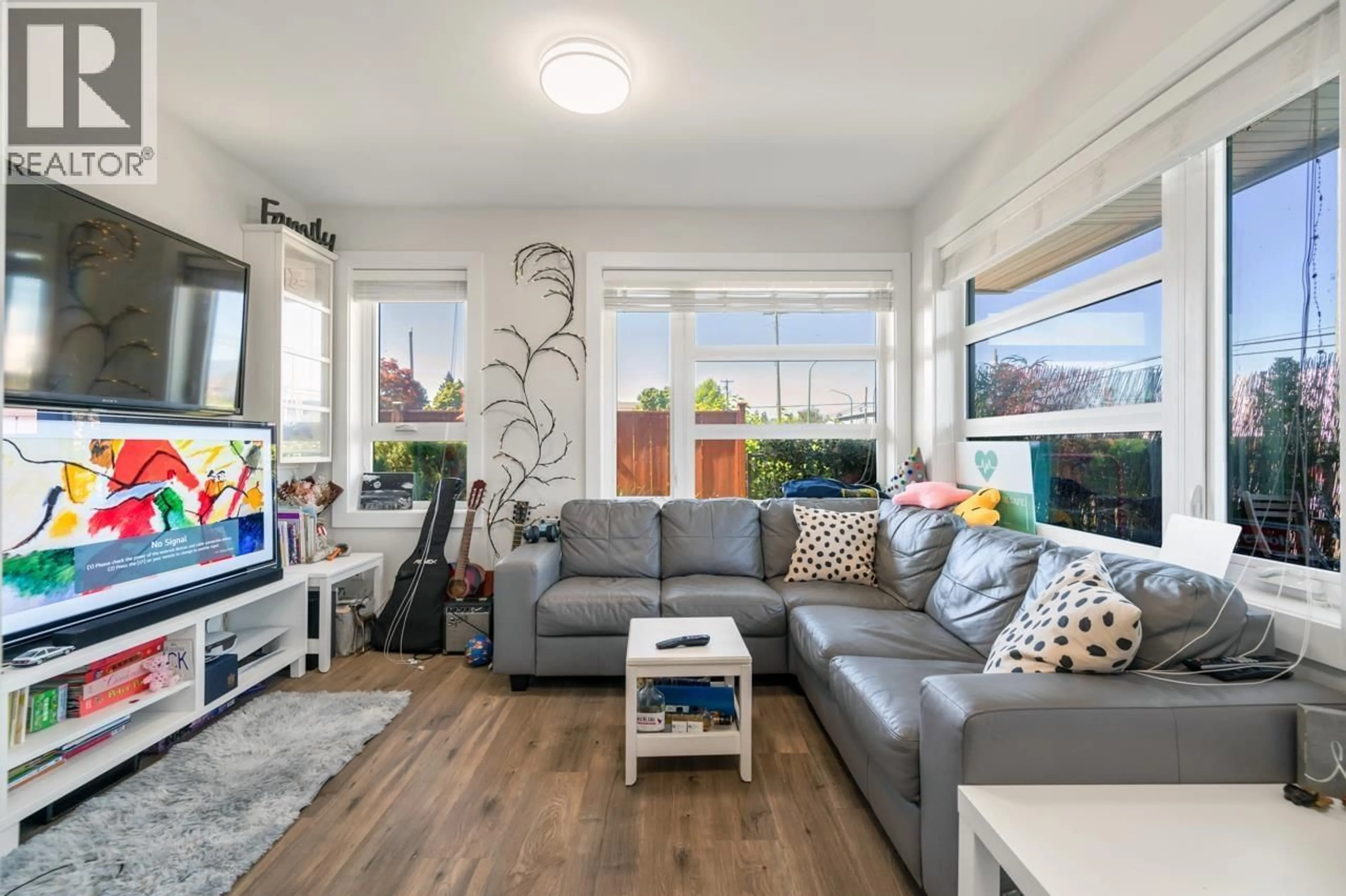 Living room with furniture, wood/laminate floor for 117 - 7499 6TH STREET, Burnaby British Columbia V3N0G3