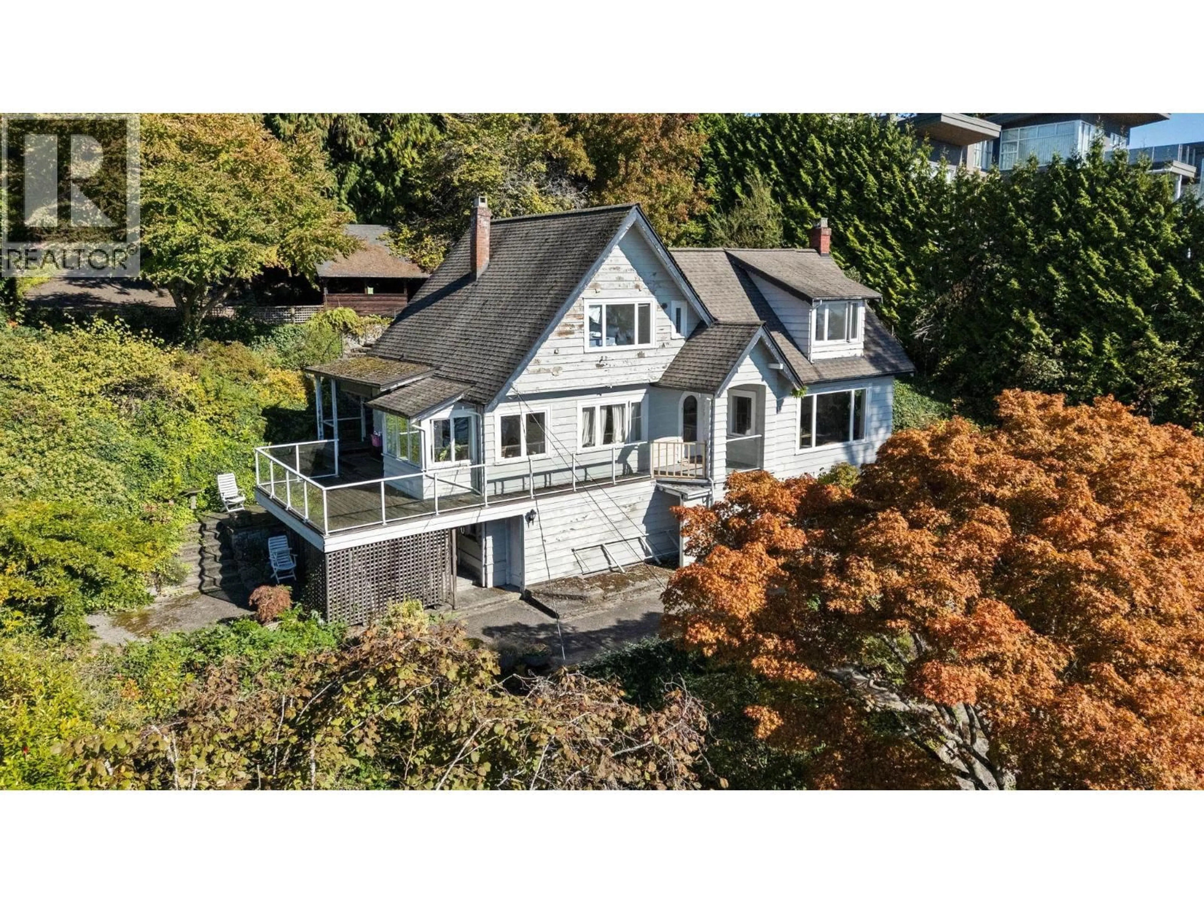 A pic from outside/outdoor area/front of a property/back of a property/a pic from drone, unknown for 3721 SUNSET LANE, West Vancouver British Columbia V7V1N3