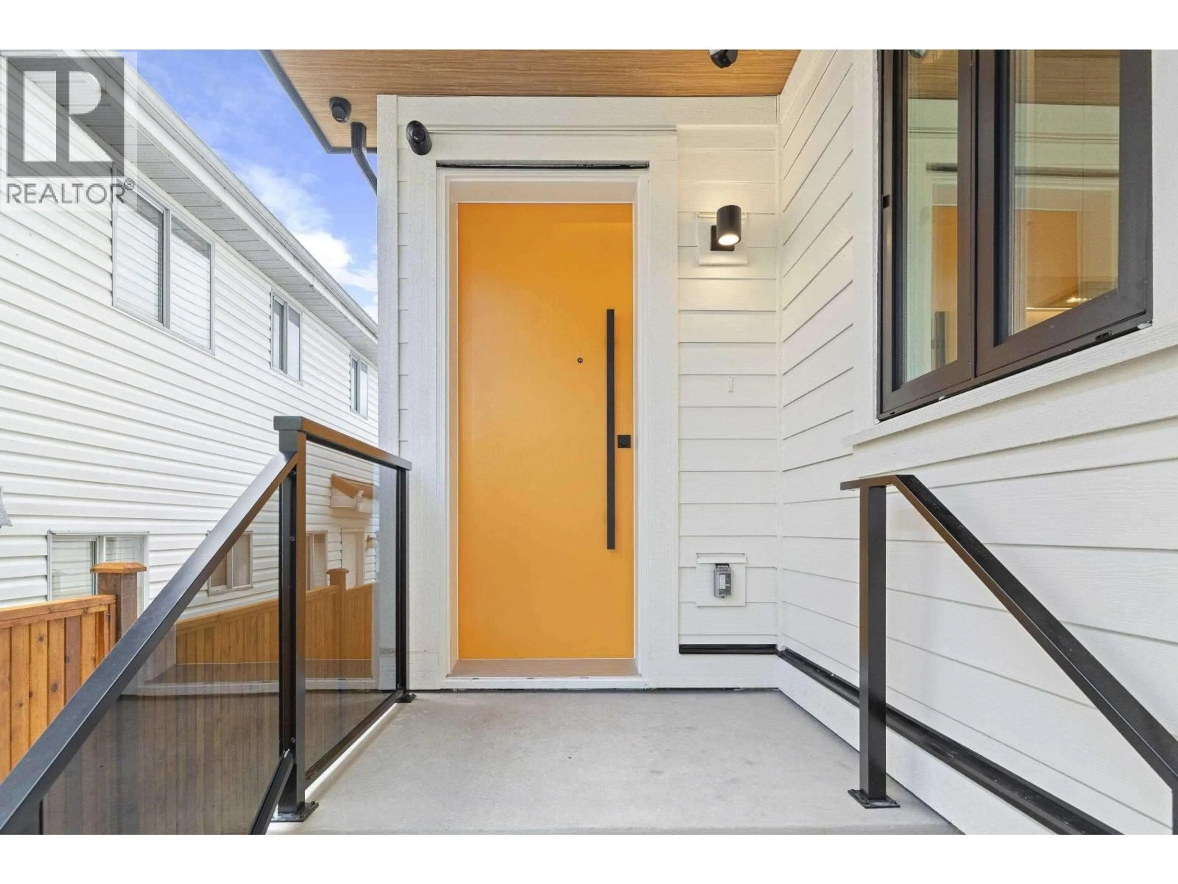 Indoor entryway for 2 - 4257 BEATRICE STREET, Vancouver British Columbia V5N4H9