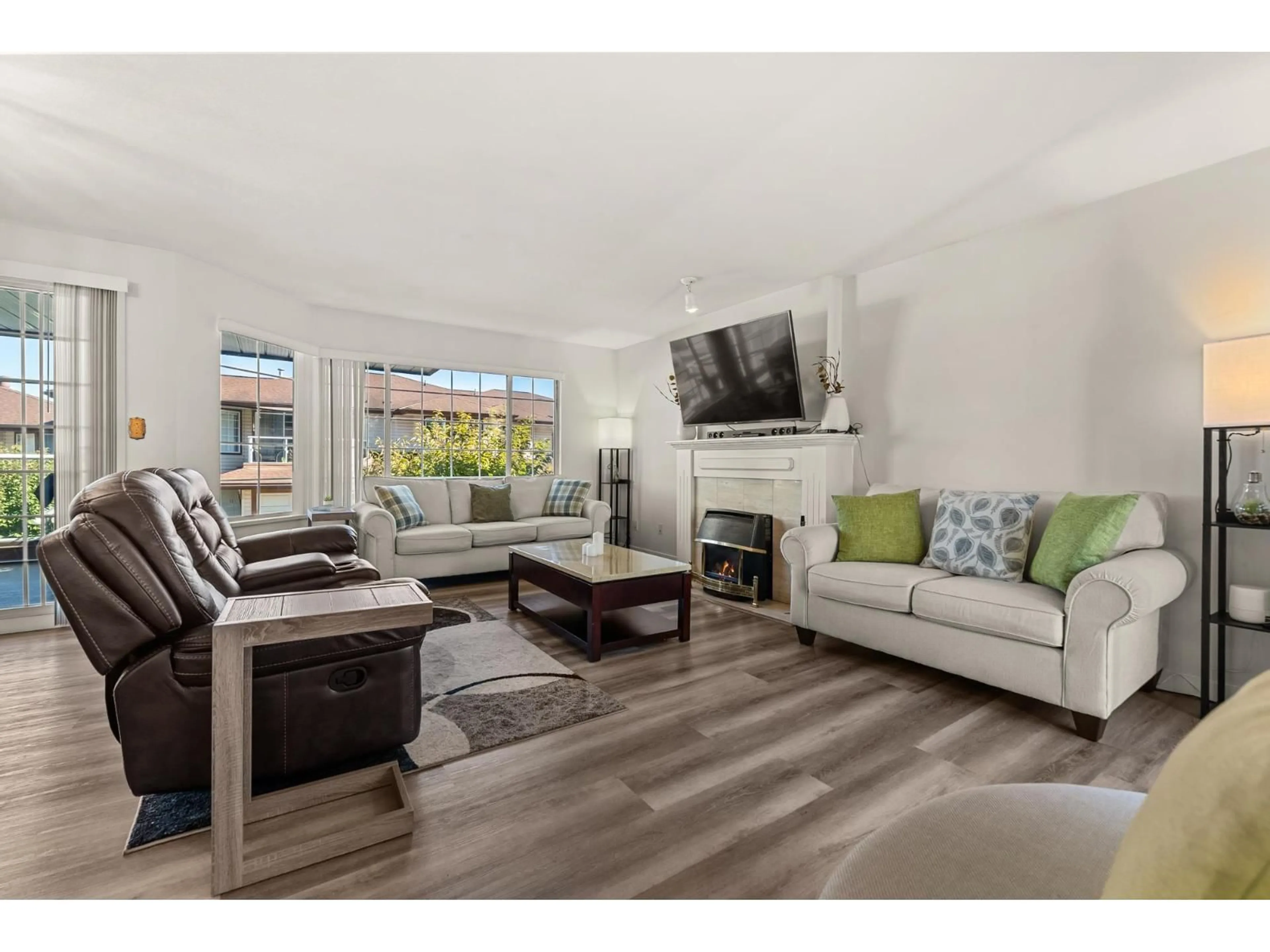 Living room with furniture, wood/laminate floor for 20 - 32659 GEORGE FERGUSON, Abbotsford British Columbia V2T4E4