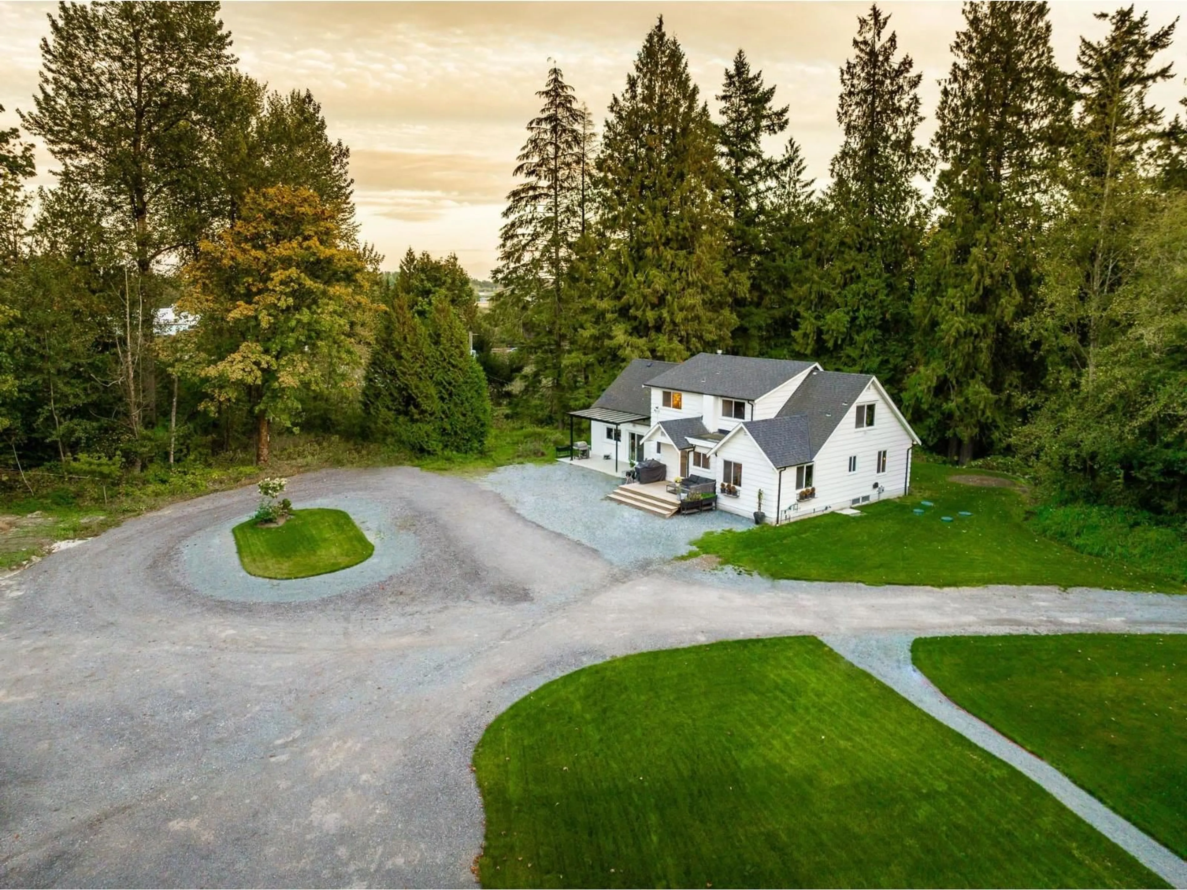 A pic from outside/outdoor area/front of a property/back of a property/a pic from drone, street for 27591 40, Langley British Columbia V4W1V8