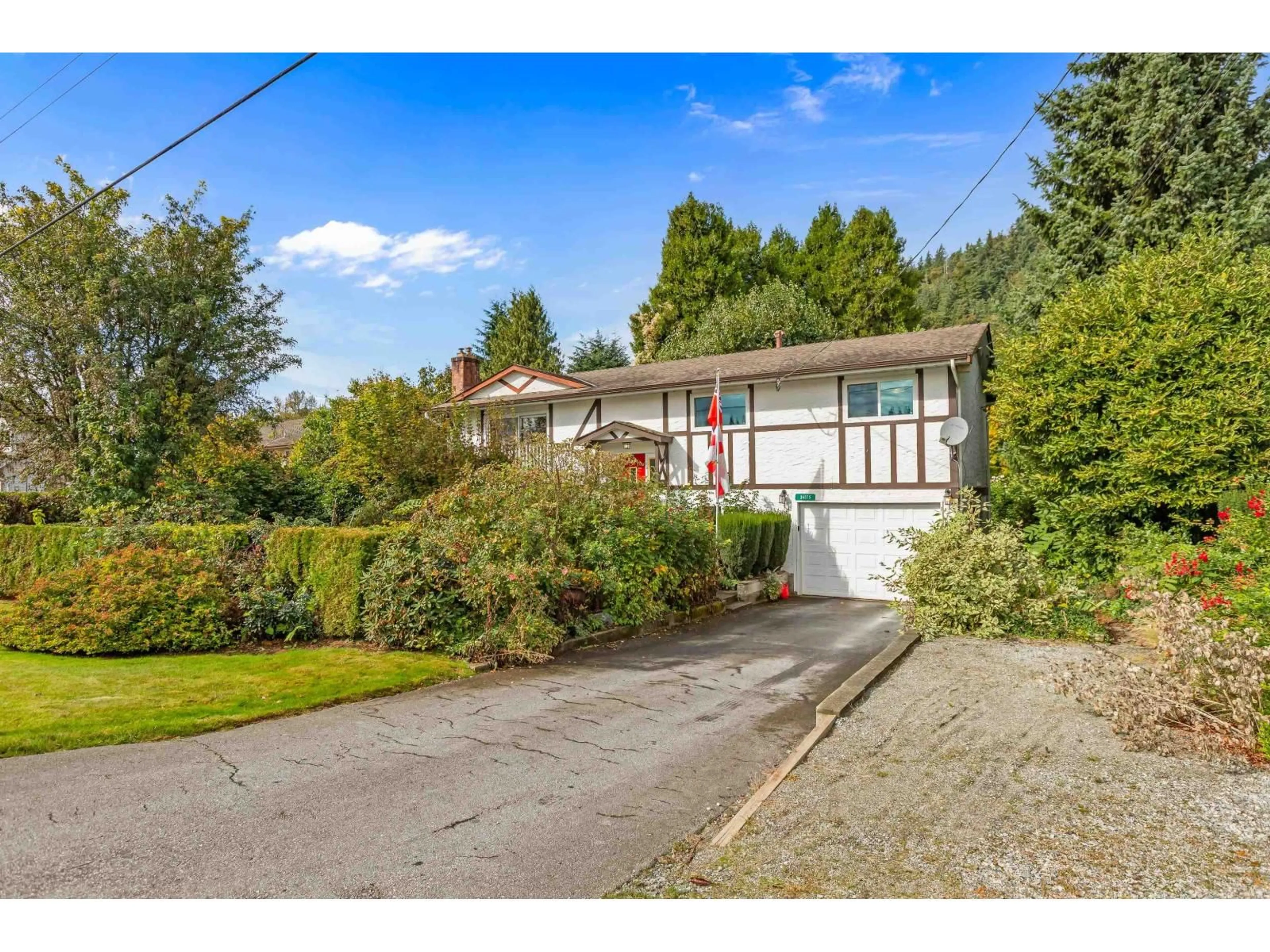 A pic from outside/outdoor area/front of a property/back of a property/a pic from drone, street for 34375 NORRISH, Mission British Columbia V2V6N8