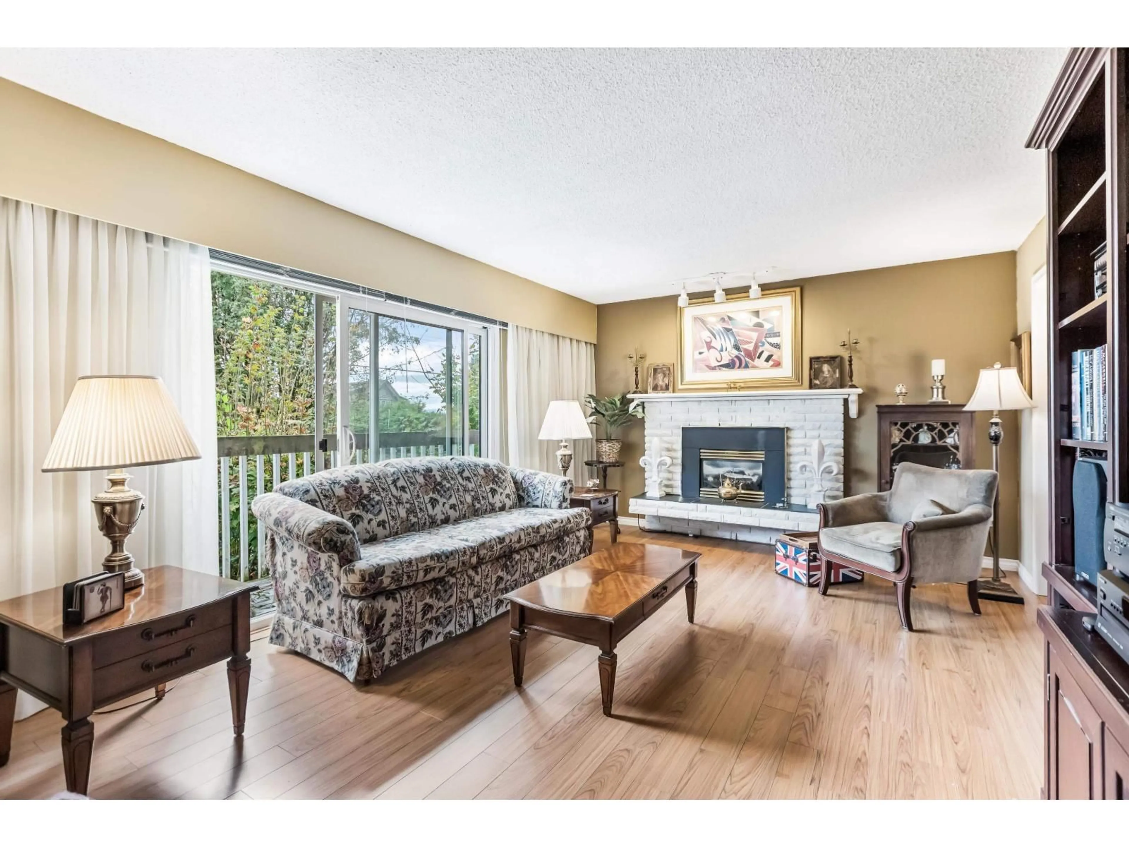 Living room with furniture, wood/laminate floor for 34375 NORRISH, Mission British Columbia V2V6N8