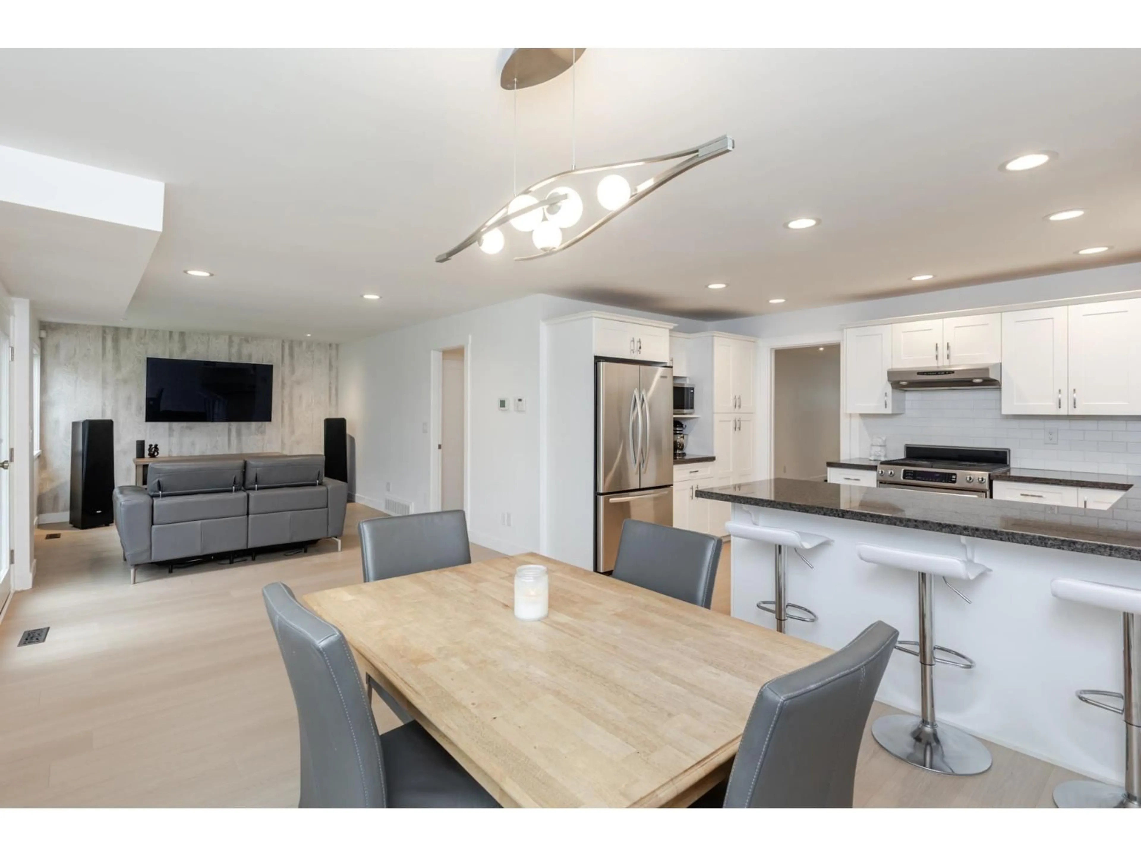 Open concept kitchen, unknown for 2389 WAKEFIELD, Langley British Columbia V2Y1B3