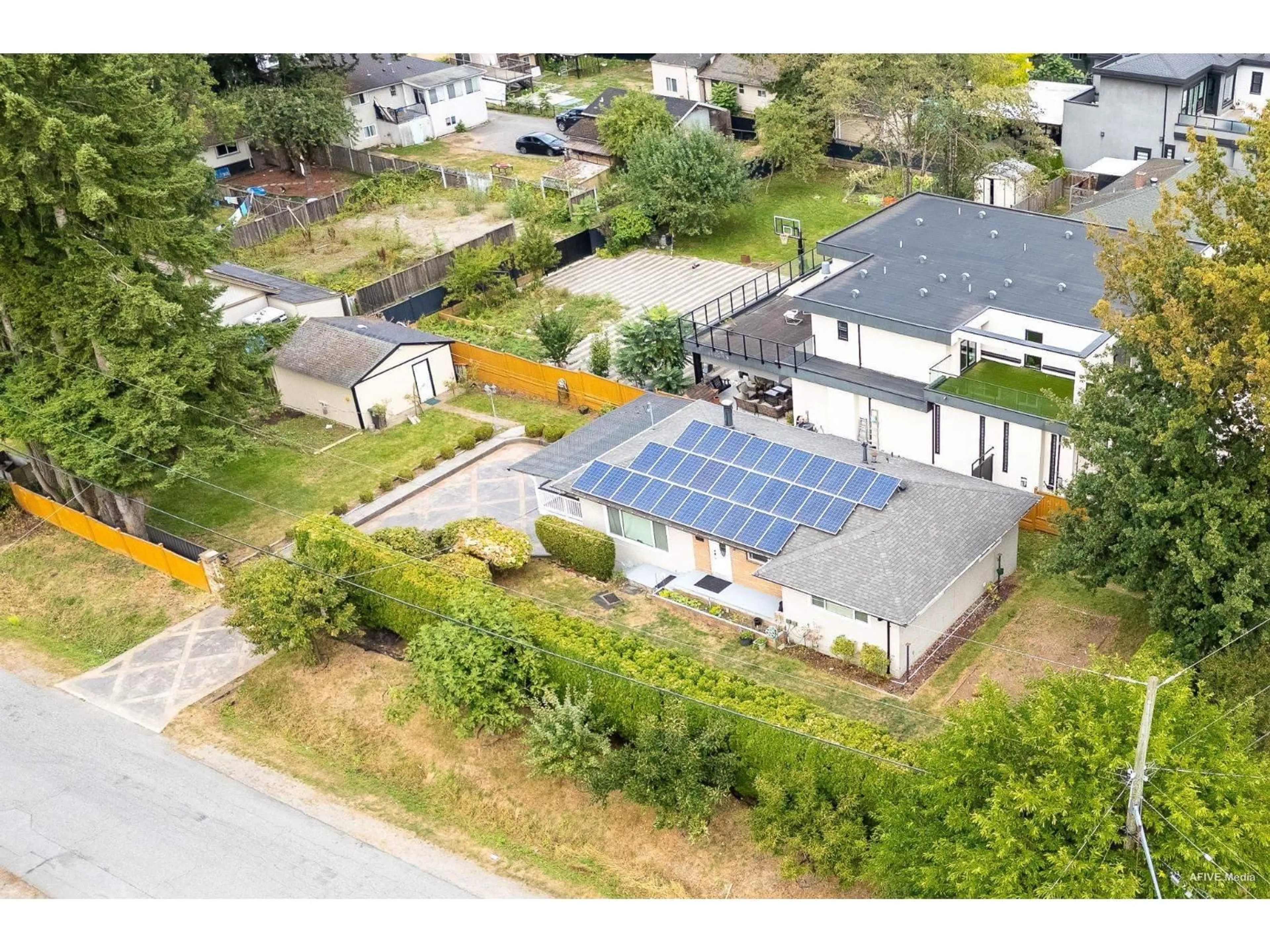 A pic from outside/outdoor area/front of a property/back of a property/a pic from drone, street for 14033 DOUGLAS, Surrey British Columbia V3R5N2