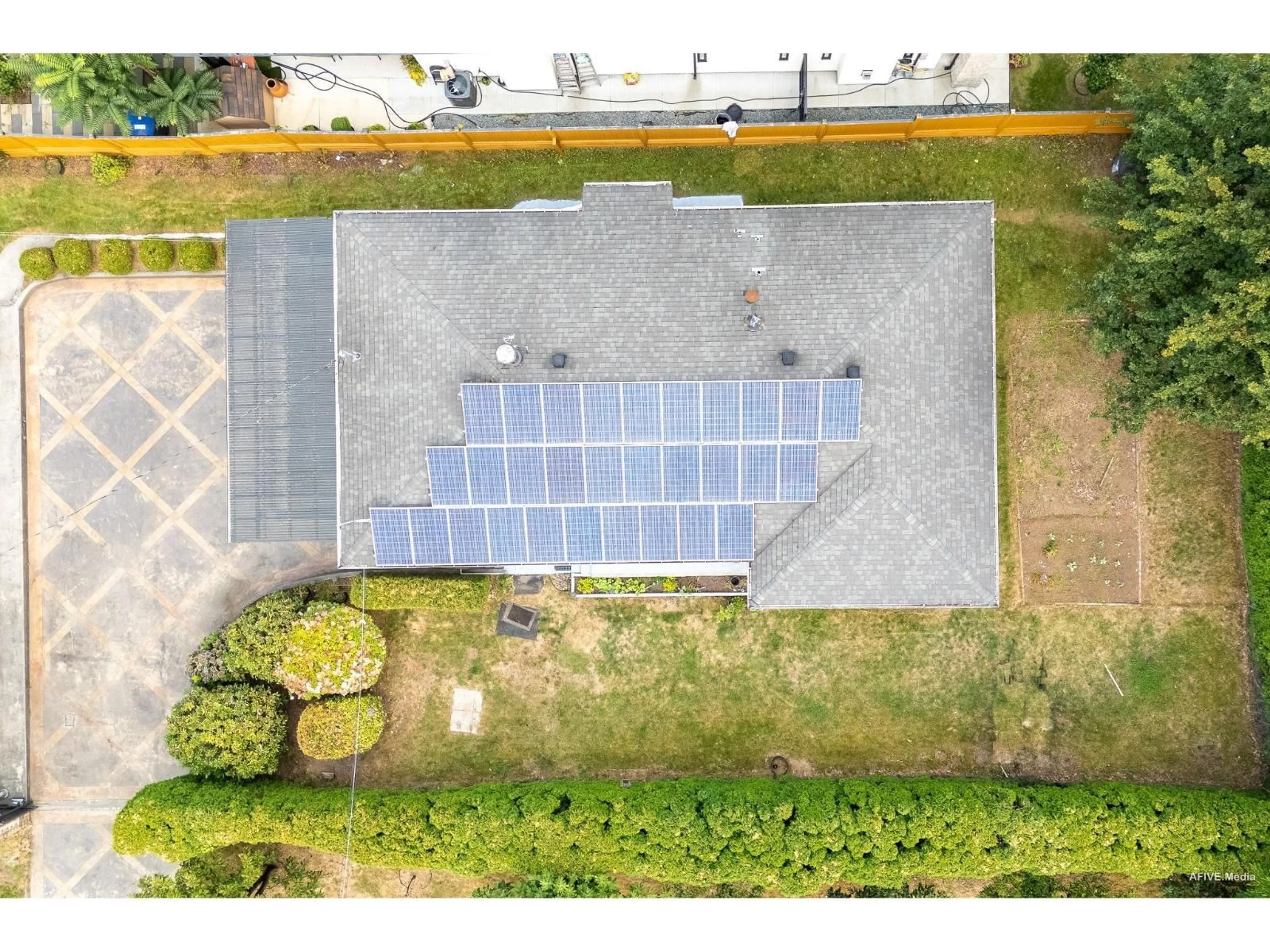 A pic from outside/outdoor area/front of a property/back of a property/a pic from drone, building for 14033 DOUGLAS, Surrey British Columbia V3R5N2