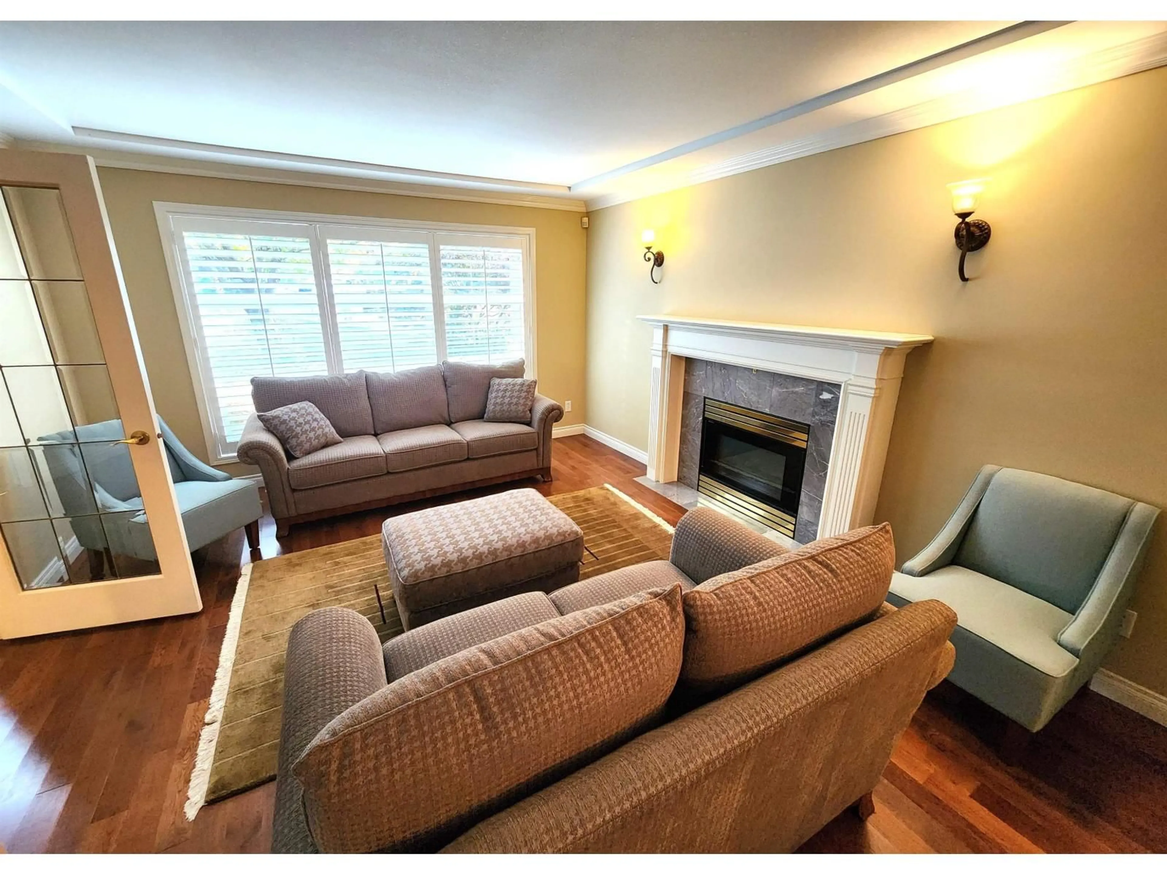 Living room with furniture, unknown for 21543 47B, Langley British Columbia V3A9G7