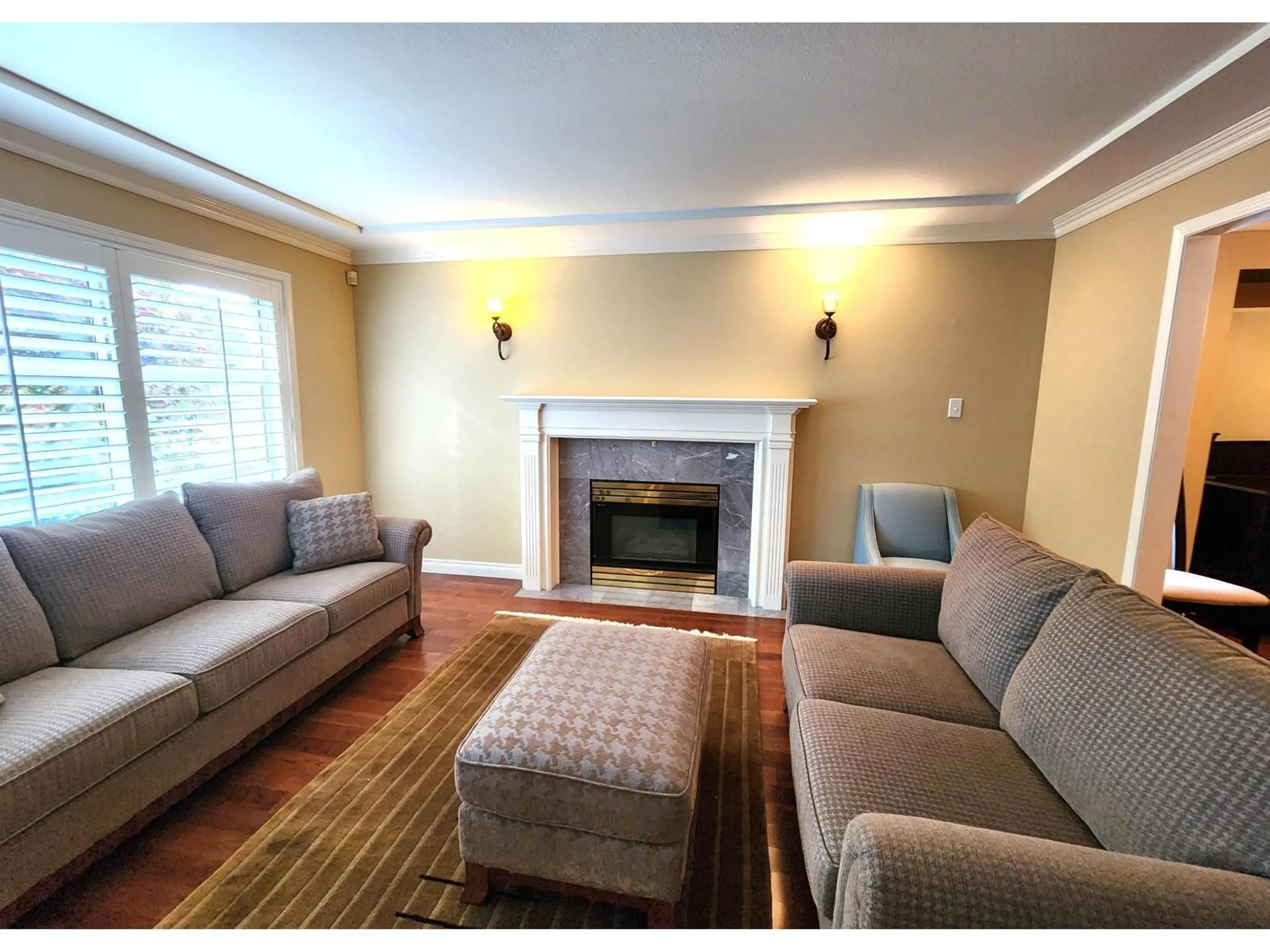 Living room with furniture, unknown for 21543 47B, Langley British Columbia V3A9G7