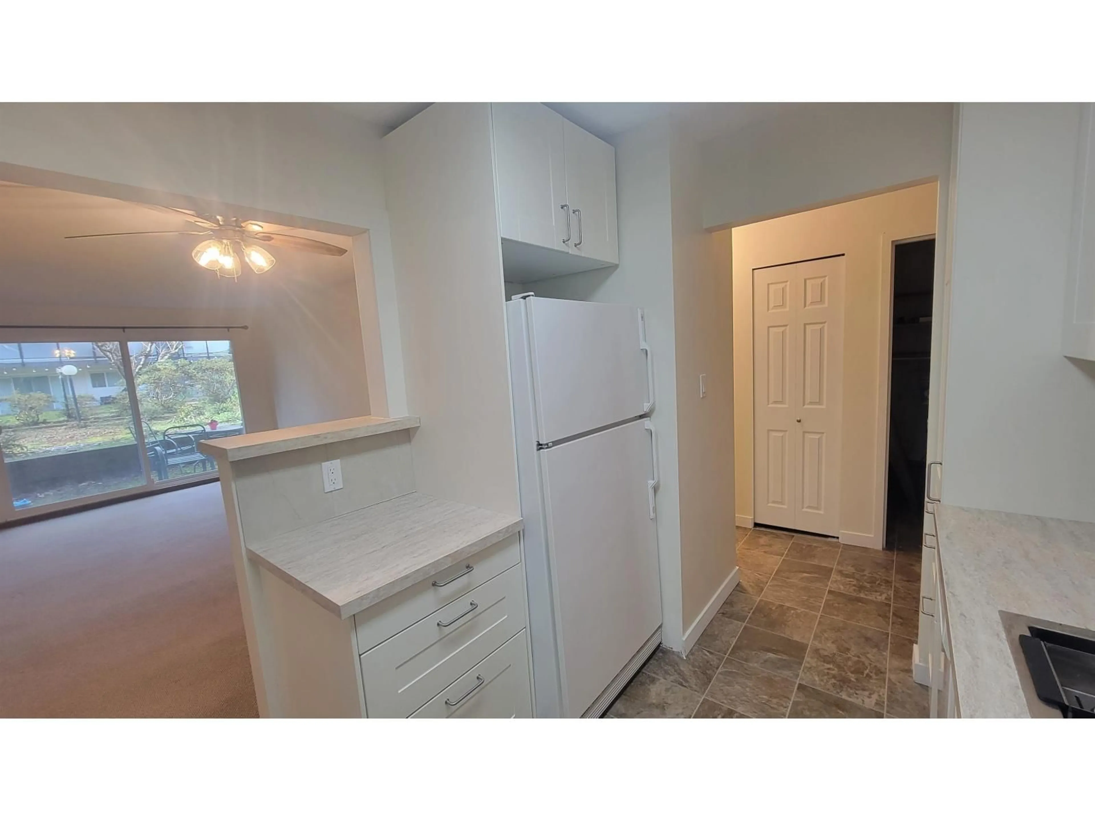 Standard kitchen, unknown for 108 - 33400 BOURQUIN PLACE, Abbotsford British Columbia V2S5G3